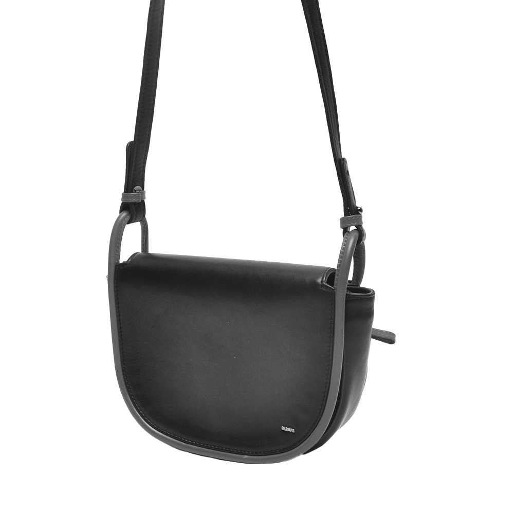 Deze Berba Soft Crossbody tas in zwart is gemaakt van hoogwaardig klafs leer en heeft een handige klep sluiting. De tas heeft meerdere vakken om al je spullen georganiseerd op te bergen. Het is perfect voor dagelijks gebruik en kan zowel casual als chic gedragen worden. Draag het over je schouder of crossbody voor een trendy en comfortabele look.
Hoogte	17 cm. hoog
Breedte	23 cm. breed
