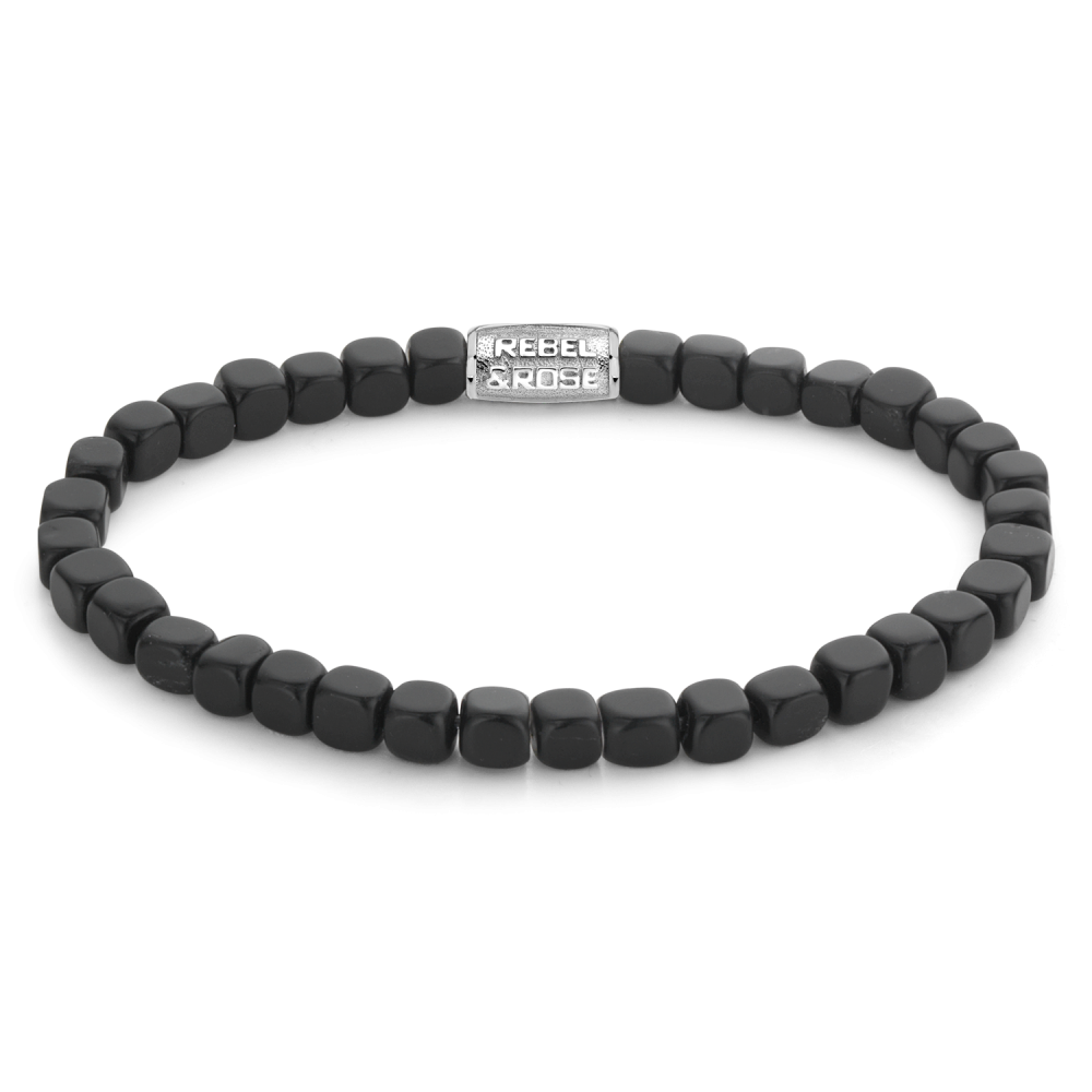 Bead armband, handgemaakt van 4mm Blackstone stenen in de vorm van Dice / ‘dobbelsteentjes’. De sluiting is zilverkleurig. De Dice armbanden laten zich heel makkelijk combineren met andere zilveren, leren of kralenarmbanden. Omdat in deze armband geen ronde stenen zijn gebruikt, heeft de collectie de veelbetekenende naam ‘No balls please’.