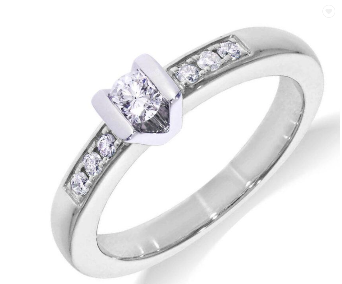 14 Karaat wit gouden solitair ring met V vormig witgouden zetting en zij stenen. Totaal 0.45 crt briljant H/SI-1.