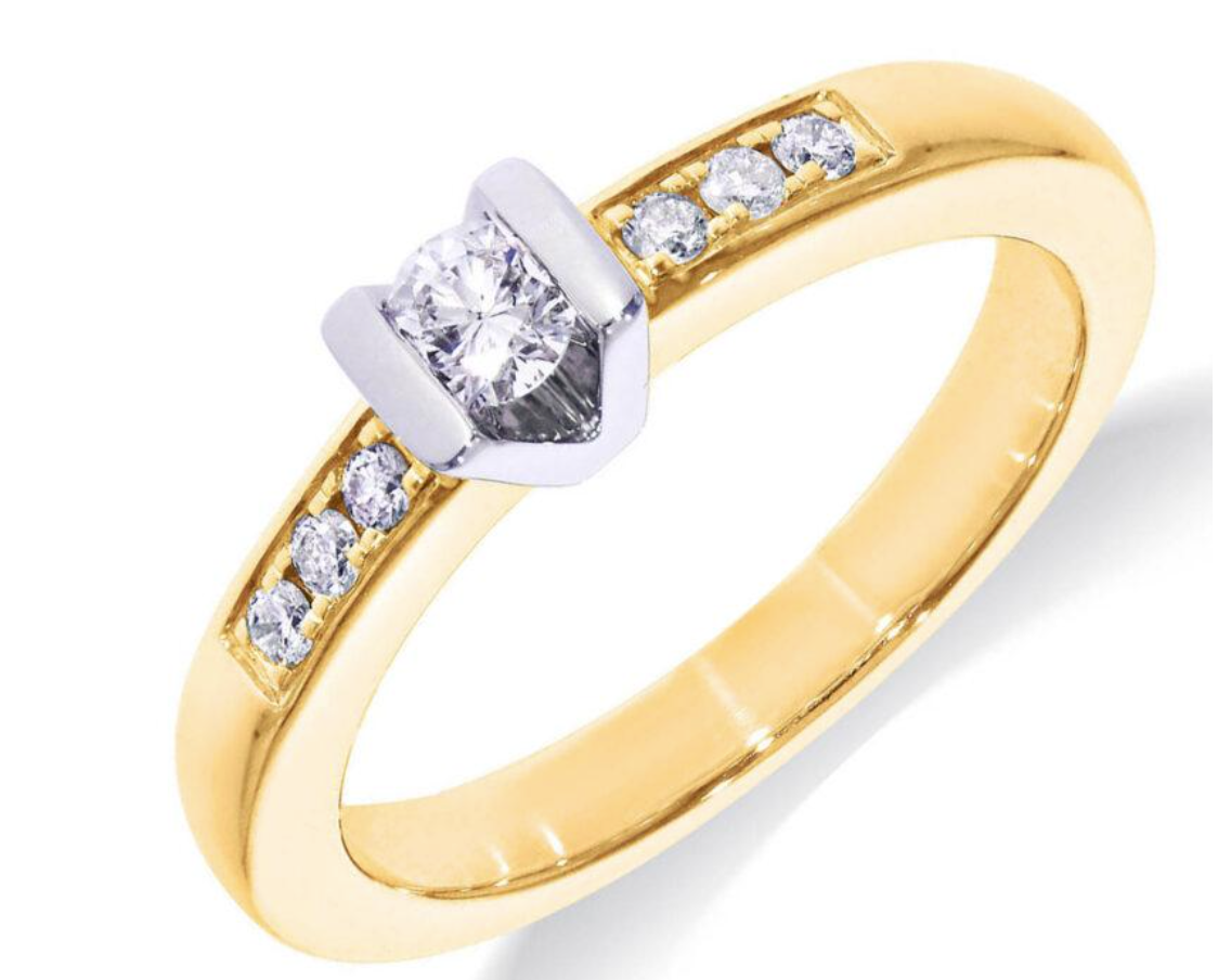 14 Karaat geel gouden solitair ring met V vormig witgouden zetting en zij stenen. Totaal 0.25 crt briljant G/SI-1.