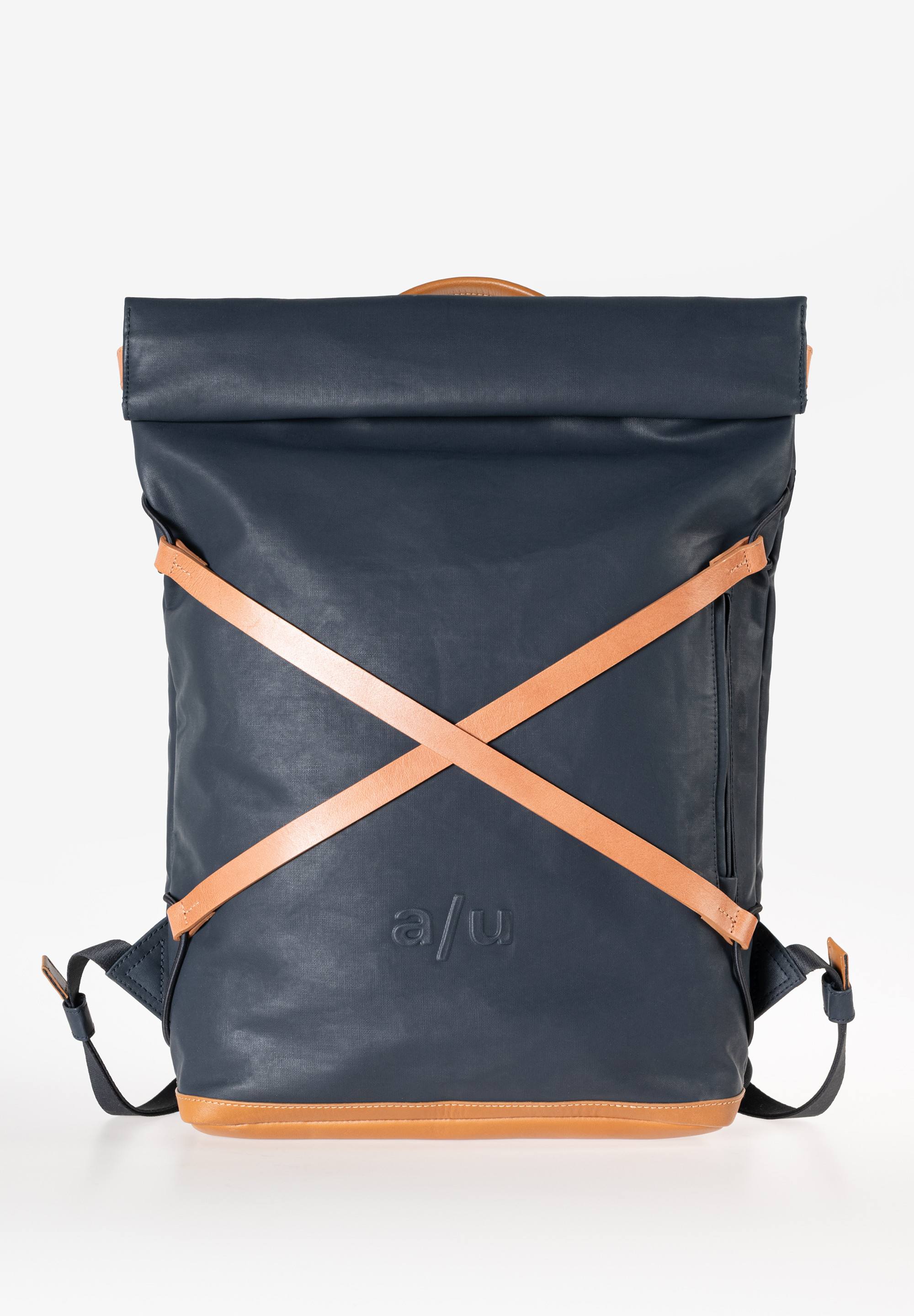De Aunts & Uncles Osaka rugzak in de kleur Night Blue heeft een ruim hoofdcompartiment met een praktische indeling en een opvallend design en is gemaakt van hoogwaardig canvas welke uit dicht katoen is gemaakt. De details zijn van rundleer. De tas kan op de rug gedragen worden met de verstelbare schouderbanden of in de hand met het handvat aan de bovenkant. De perfecte combinatie van stijl en functionaliteit voor alledaags gebruik. 

Voorzien van een gevoerd en beschermend laptop vak 15Inch.

Afmetingen:
Hoogte 45cm x breed 29cm x diep 12cm