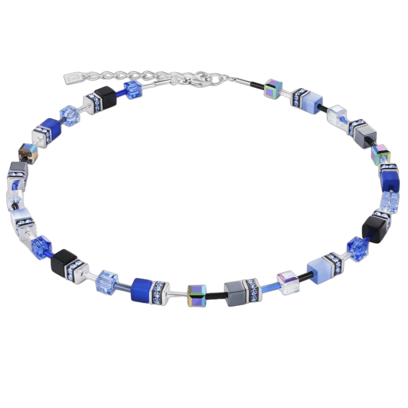 Deze prachtige coeur de lion collier uit de nieuwe collectie is een echte eyecatcher! Het unieke ontwerp en de levendige blauwe kleuren maken dit sieraad perfect voor elke gelegenheid. Draag het met een eenvoudige blouse of jurk om je outfit een instant upgrade te geven. De ketting is handgemaakt met hoogwaardige materialen en zal zeker de aandacht trekken. Maak je look compleet met dit schitterende accessoire!