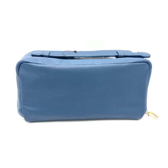De Esquire toilettas in het blauw is voorzien van een handig design met verschillende vakken en een stevige ritssluiting. Deze toilettas is perfect om al jouw persoonlijke verzorgingsproducten georganiseerd en veilig op te bergen. Draag deze tas eenvoudig in je hand of stop hem in je koffer voor onderweg. Een praktische en stijlvolle accessoire voor op reis!

Afmetingen:
Hoogte 12cm x breed 26cm x diep11cm