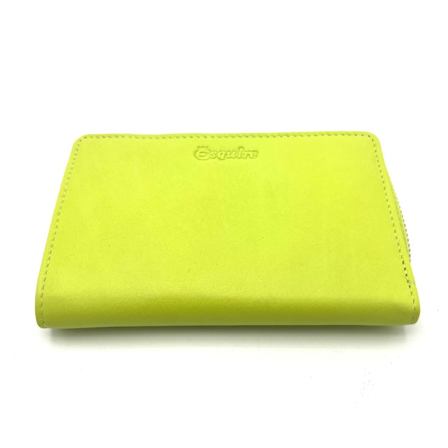 De Esquire Viktoria damesportemonnee in Lime is voorzien van een stijlvolle uitstraling met luxueuze details zoals goudkleurige hardware en een opvallende textuur. De portemonnee heeft diverse vakken en compartimenten voor het opbergen van geld, pasjes en bonnetjes. Draag deze portemonnee als een statement accessoire en maak je look compleet met een chique uitstraling.

Ritsvak voor munten
RFID protectie
dubbel papiergeld vak
6 credit cardvakjes
2 steekvakken

Afmetingen:
Hoogte 12cm x breed 8.5cm x diep 1.5cm
