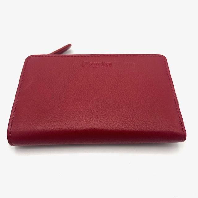 De Esquire Viktoria damesportemonnee in Bordo is voorzien van een stijlvolle uitstraling met luxueuze details zoals goudkleurige hardware en een opvallende textuur. De portemonnee heeft diverse vakken en compartimenten voor het opbergen van geld, pasjes en bonnetjes. Draag deze portemonnee als een statement accessoire en maak je look compleet met een chique uitstraling.

Ritsvak voor munten
RFID protectie
dubbel papiergeld vak
6 credit cardvakjes
2 steekvakken

Afmetingen:
Hoogte 12cm x breed 8.5cm x diep 1.5cm
