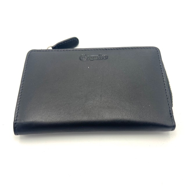 De Esquire Viktoria damesportemonnee in Zwart is voorzien van een stijlvolle uitstraling met luxueuze details zoals goudkleurige hardware en een opvallende textuur. De portemonnee heeft diverse vakken en compartimenten voor het opbergen van geld, pasjes en bonnetjes. Draag deze portemonnee als een statement accessoire en maak je look compleet met een chique uitstraling.

Ritsvak voor munten
RFID protectie
dubbel papiergeld vak
6 credit cardvakjes
2 steekvakken

Afmetingen:
Hoogte 12cm x breed 8.5cm x diep 1.5cm
