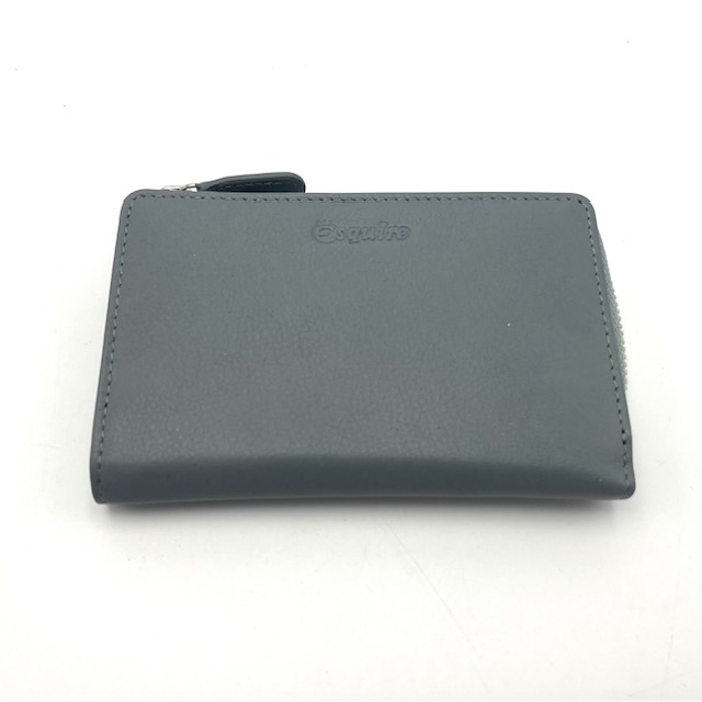 De Esquire Viktoria damesportemonnee in Grijs is voorzien van een stijlvolle uitstraling met luxueuze details zoals goudkleurige hardware en een opvallende textuur. De portemonnee heeft diverse vakken en compartimenten voor het opbergen van geld, pasjes en bonnetjes. Draag deze portemonnee als een statement accessoire en maak je look compleet met een chique uitstraling.

Ritsvak voor munten
RFID protectie
dubbel papiergeld vak
6 credit cardvakjes
2 steekvakken

Afmetingen:
Hoogte 12cm x breed 8.5cm x diep 1.5cm
