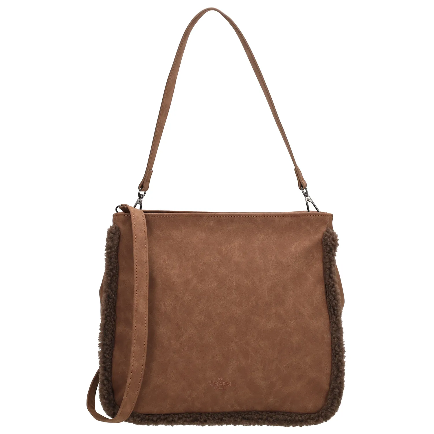 Maak kennis met de perfecte herfsttas: de Charm London schoudertas! Deze ruime en stijlvolle tas is helemaal klaar voor het seizoen, met zijn gezellige teddystof randjes die een warme, speelse uitstraling geven. Het ruime hoofdvak sluit veilig af met een rits en biedt genoeg ruimte voor al je essentials. Aan de achterkant vind je nog een handig ritsvakje voor kleinere items die je snel bij de hand wilt hebben. Dankzij de afneembare en verstelbare schouderbanden kun je de tas op verschillende manieren dragen – kies voor de korte band voor een elegante look, of ga voor de langere band voor meer comfort. Verkrijgbaar in verschillende kleuren, dus er is altijd een versie die perfect bij jouw stijl past!