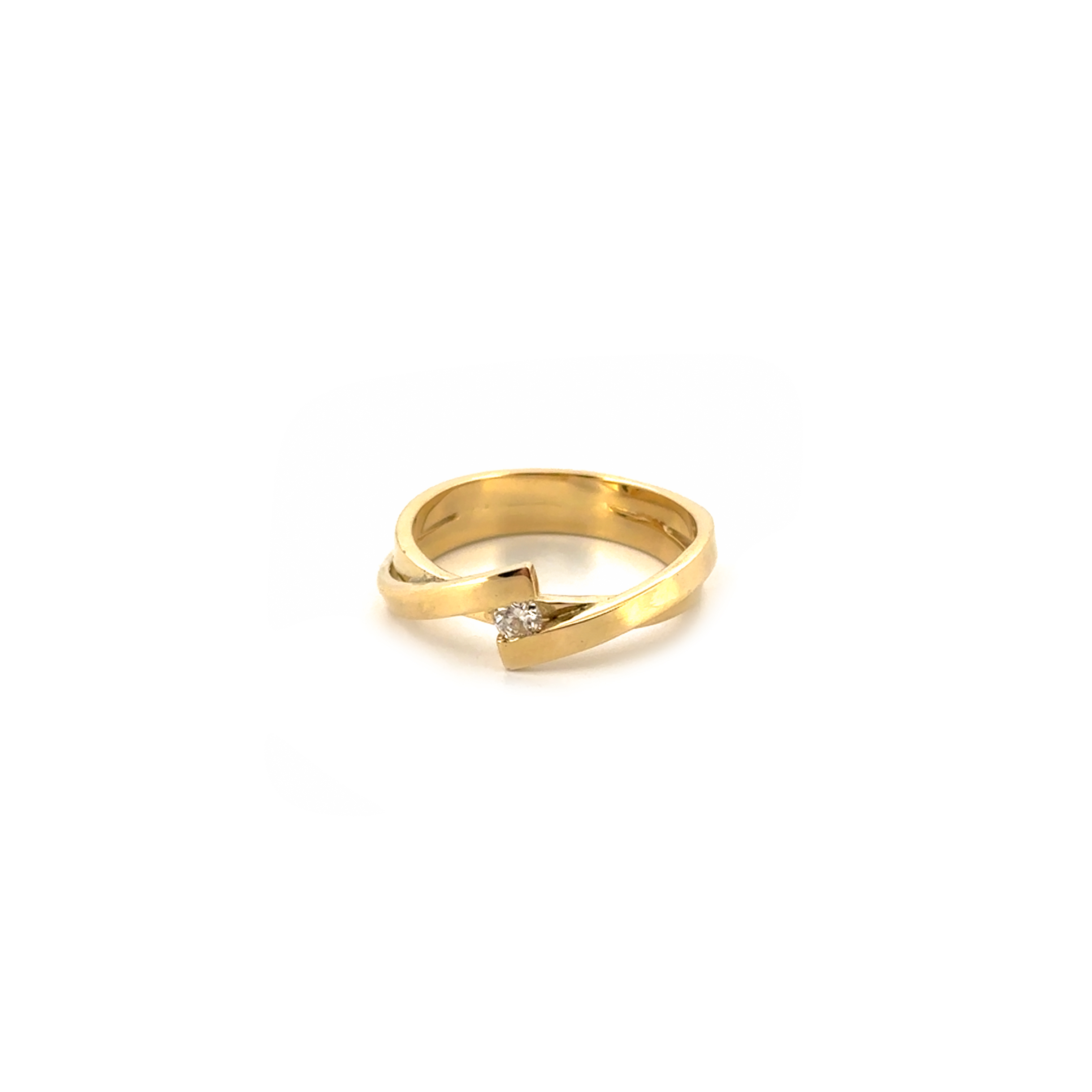 Deze geelgouden ring bestaat uit 2 verschillende delen die elkaar omarmen met in het midden een diamant. 

Wil jij jouw geliefde verrassen met deze prachtige ring?

Deze ring is te bestellen in maat 56/18

De ring kan op elke gewenste maat gemaakt worden. Echter na aanpassing van de ringmaat beschouwen we de ring als maatwerk. Mocht je twijfelen over de maat neem dan gerust contact op.

Maak een afspraak en kom deze prachtige ring passen! Of bestel haar gelijk, dan sturen we deze mooi verpakt naar je toe.