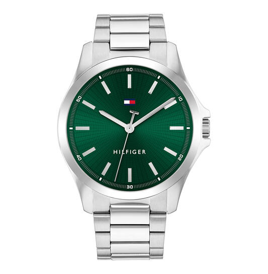 Het Tommy Hilfiger Heren Horloge 1710672 is een stijlvol polshorloge met een groene wijzerplaat en zilverkleurige roestvrijstalen kast en band. Het heeft een analoge kwartsbeweging en is waterbestendig tot 3 ATM. Perfect voor zowel zakelijke als casual gelegenheden. Draag het met zelfvertrouwen voor een verfijnde look.