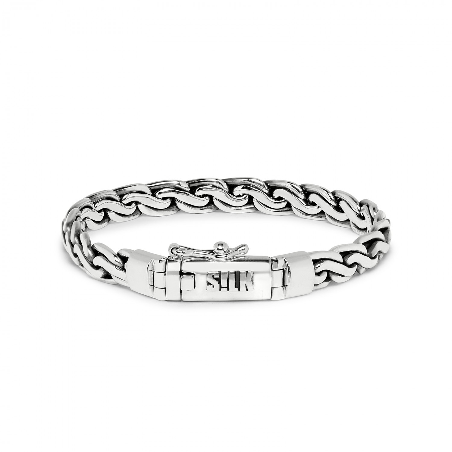 Deze handgemaakte zilveren armband uit de Breeze serie kan gedragen worden door zowel dames als heren. Draag de 148 Breeze armband met een aantal armbanden bij elkaar en creeër een stoere look. De Breeze serie is een originele serie; Gepolijste golven rollen ritmisch naar de stranden van Bali met een frisse ocean breeze. Omwikkeld door kleine sterling spoelen die de illusie van een schuimende branding oproepen.