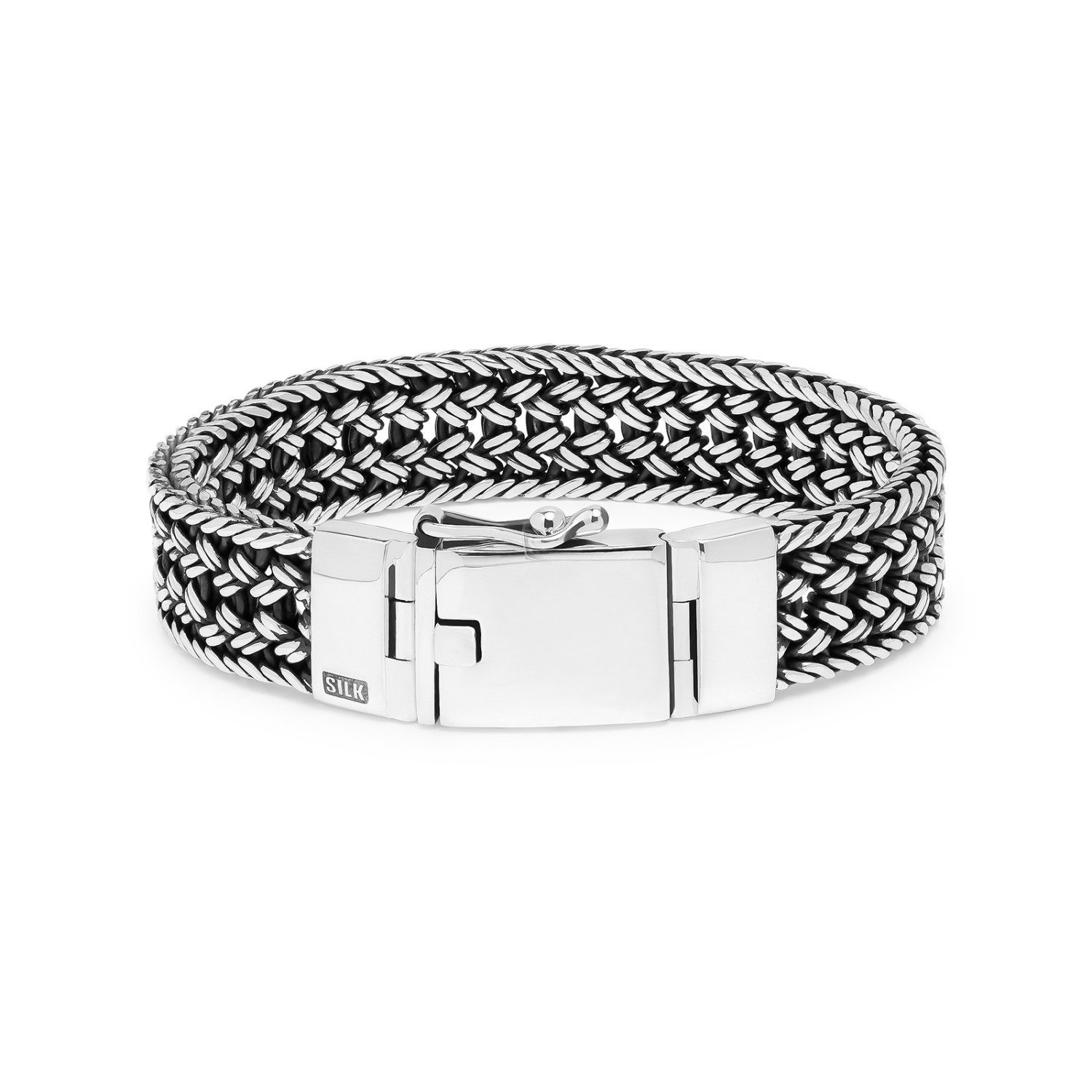 De SILK Mesh 663 armband is de nieuwste, bredere toevoeging aan onze Mesh collectie, met een indrukwekkende breedte van 16 mm. Deze armband onderscheidt zich van zijn smallere tegenhangers door het robuuste bakslot en biedt, net als de andere modellen, de mogelijkheid voor een prachtige gravure op het slot. De Mesh 663 is vakkundig gevlochten tot een platte, vierkante structuur, wat zorgt voor een comfortabele pasvorm om de pols. Deze veelzijdige armband is geschikt voor zowel heren als dames en combineert moeiteloos met een platte lederen band voor een stijlvolle look.