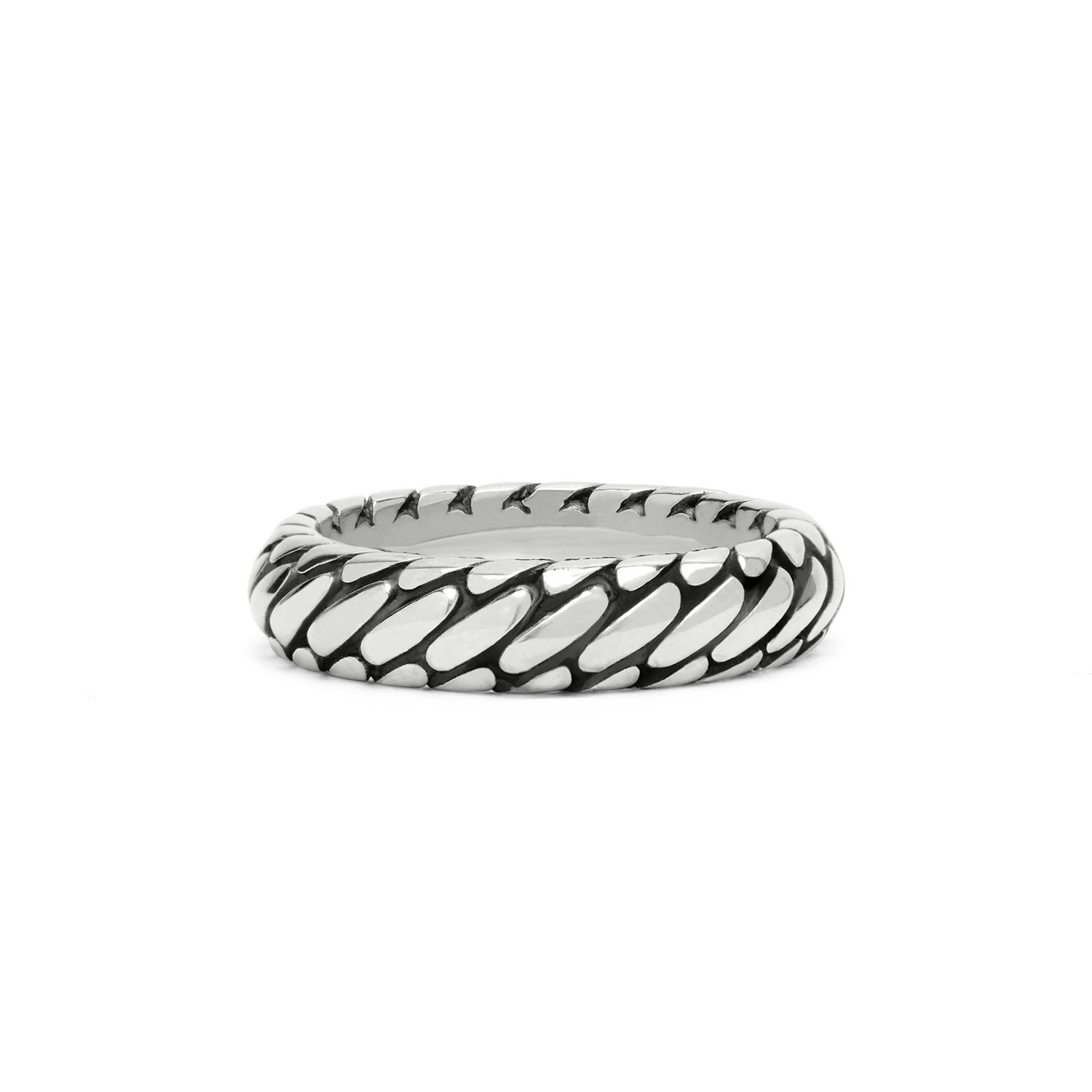 Handgemaakte Zilveren Ring uit de Bold Collectie. Maak een statement met deze handgemaakte zilveren ring uit de Bold collectie. Met zijn stoere en eigentijdse design is deze ring perfect voor iedereen die durft op te vallen. De robuuste afwerking en het hoogwaardige zilver maken dit sieraad zowel stijlvol als duurzaam. Stylingtip: Draag deze ring in combinatie met de 757 oorbellen en een van de armbanden uit de Bold collectie voor een krachtig, samenhangend geheel. Ideaal voor een gedurfde en toch elegante look.