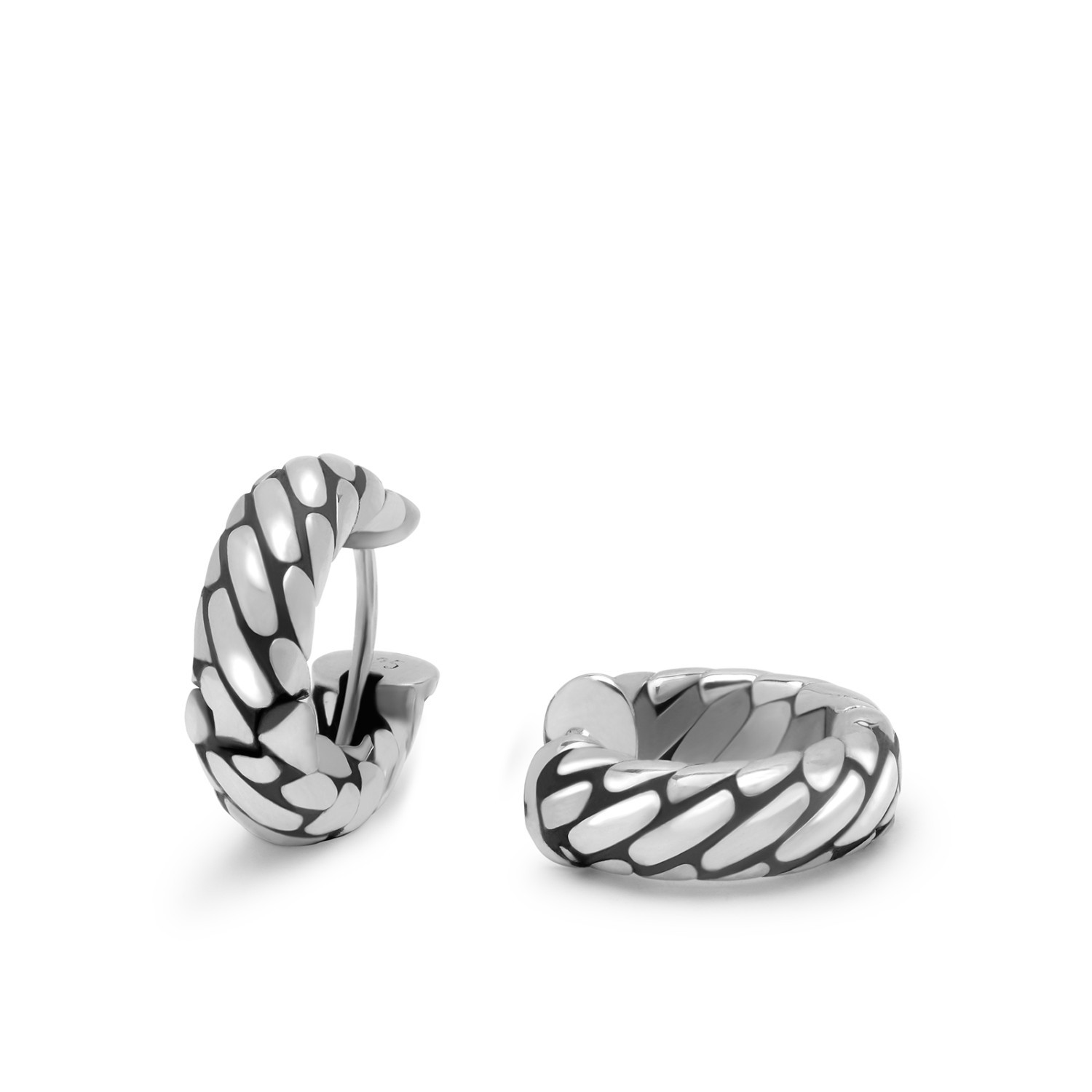 Voeg een vleugje verfijning toe aan je look met deze handgemaakte zilveren oorringen, voorzien van een luxe, gemakkelijke klapsluiting. Vervaardigd uit hoogwaardig 925 sterling zilver, stralen deze oorbellen tijdloze elegantie uit. Dankzij het lichte en comfortabele ontwerp zijn ze perfect om de hele dag te dragen zonder zwaar aan te voelen. Het veelzijdige design maakt ze geschikt voor zowel dagelijkse outfits als speciale gelegenheden. Combineer ze met de bijpassende Bold-ring (756) en armbandje (698) voor een complete en stijlvolle look. Ideaal voor liefhebbers van klassieke sieraden met een moderne twist.

Deze oorbellen vormen de perfecte aanvulling op elke sieradencollectie en zijn een must-have voor wie houdt van tijdloze elegantie met een moderne uitstraling.
Hoogwaardig zilver (925)
Comfortabel en licht ontwerp
Luxe klapsluiting voor gebruiksgemak
Geschikt voor elke gelegenheid