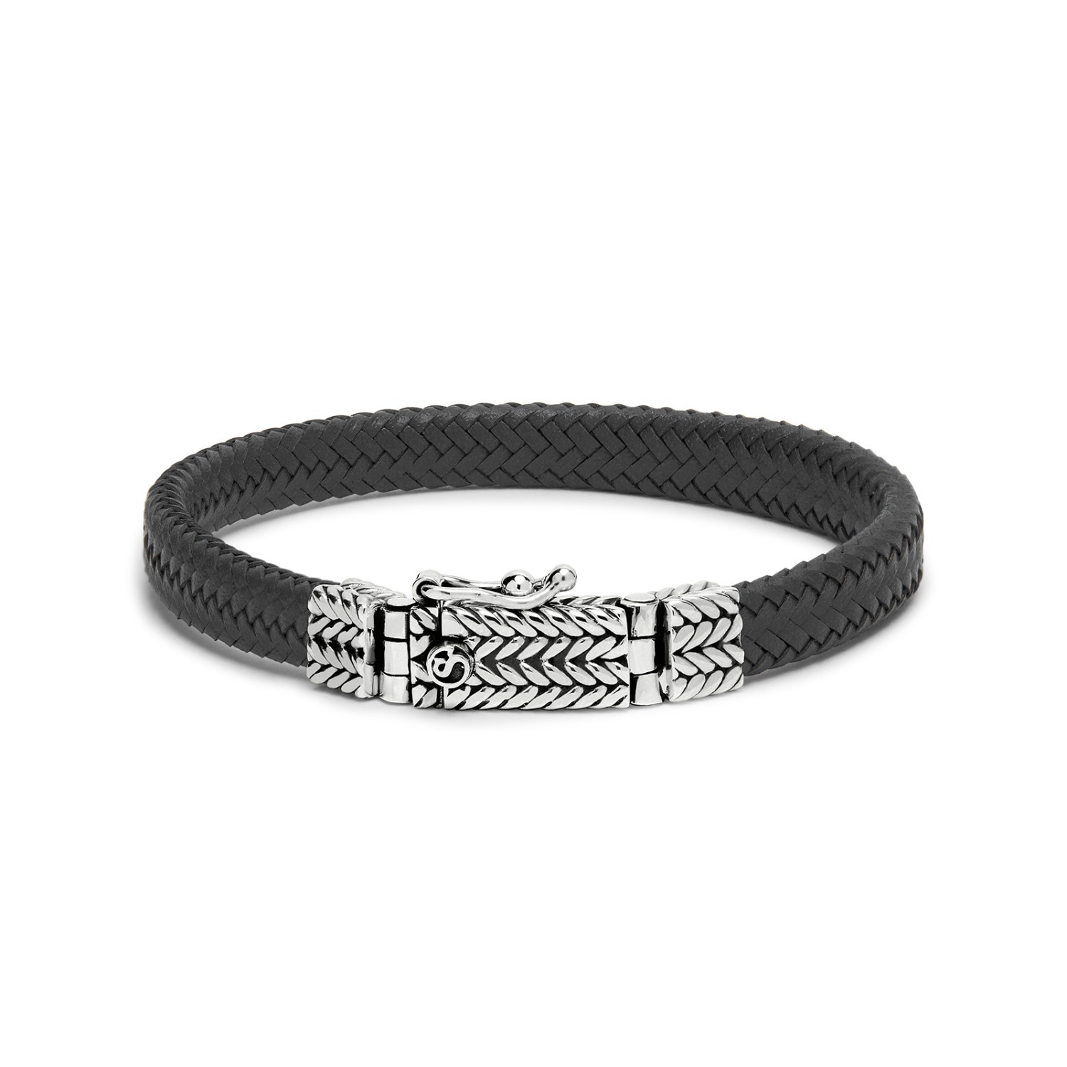 Ontdek de Handgevlochten Alpha Lederen Armband
Maak kennis met de nieuwe handgevlochten Alpha lederen armband, een meesterwerk van traditioneel vakmanschap. Deze armband combineert de warmte van handgevlochten leer met een elegant en gedetailleerd zilveren bakslot, voorzien van een unieke structuur. Het soepele leer zorgt voor een comfortabele pasvorm, terwijl het verfijnde ontwerp zowel stoer als stijlvol oogt.

De gevlochten zwart leren band creëert, net als zijn zilveren tegenhanger, een krachtig en tijdloos patroon dat over de lengte van het sieraad loopt. Dit maakt de armband niet alleen duurzaam, maar ook een echte eyecatcher die bij elke outfit past.

Personaliseer jouw armband
Aan de binnenkant van het slot is er ruimte voor een unieke gravure, waardoor je de armband kunt personaliseren tot een dierbaar sieraad. Voeg initialen, een speciale datum, of een betekenisvolle boodschap toe en maak de armband helemaal jouw eigen.

Deze lederen armband is de perfecte toevoeging aan elke sieradencollectie en voegt een subtiele mix van luxe en casual stijl toe aan jouw look.