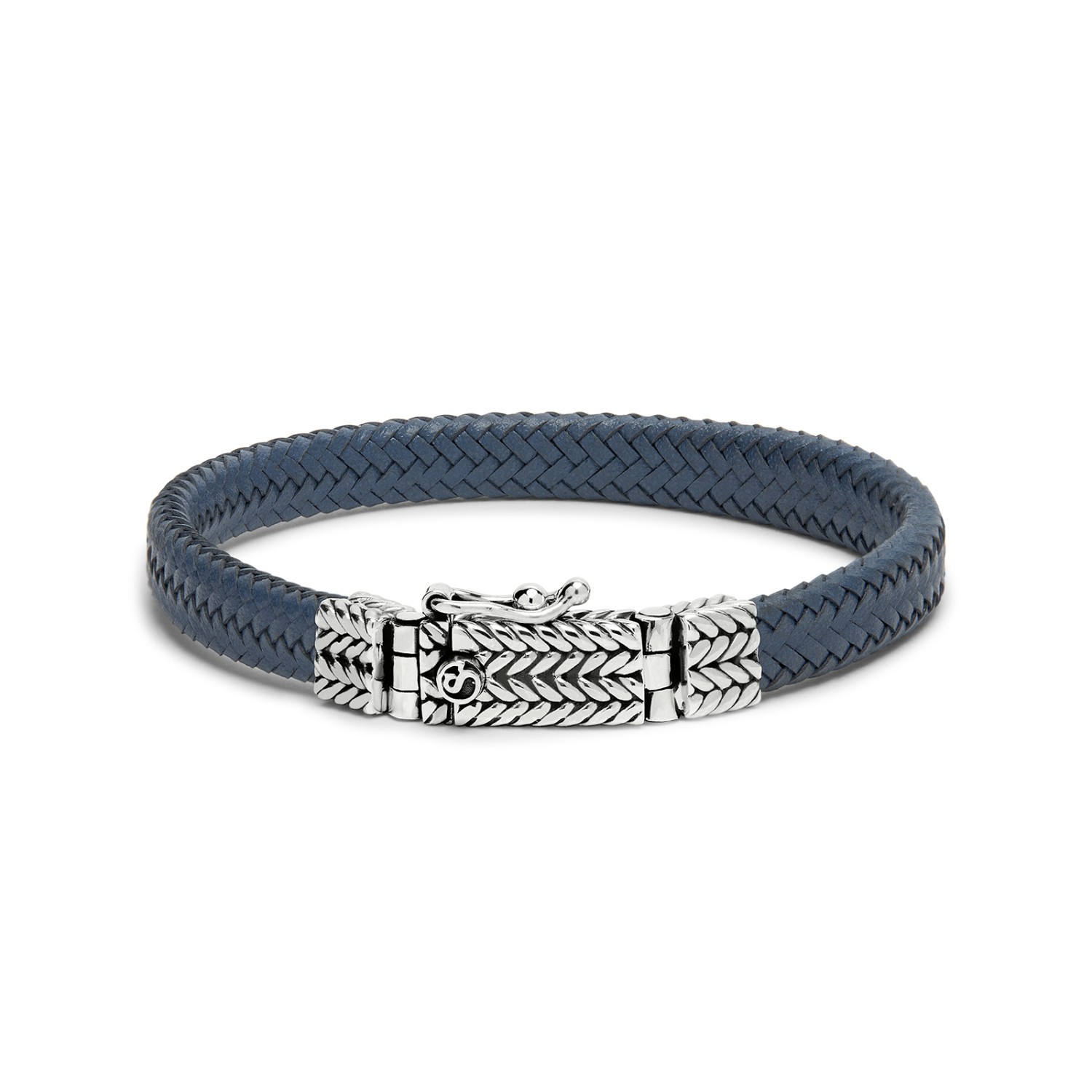 Ontdek de Handgevlochten Alpha Lederen Armband
Maak kennis met de nieuwe handgevlochten Alpha lederen armband, een meesterwerk van traditioneel vakmanschap. Deze armband combineert de warmte van handgevlochten leer met een elegant en gedetailleerd zilveren bakslot, voorzien van een unieke structuur. Het soepele leer zorgt voor een comfortabele pasvorm, terwijl het verfijnde ontwerp zowel stoer als stijlvol oogt.

De gevlochten blauw leren band creëert, net als zijn zilveren tegenhanger, een krachtig en tijdloos patroon dat over de lengte van het sieraad loopt. Dit maakt de armband niet alleen duurzaam, maar ook een echte eyecatcher die bij elke outfit past.

Personaliseer jouw armband
Aan de binnenkant van het slot is er ruimte voor een unieke gravure, waardoor je de armband kunt personaliseren tot een dierbaar sieraad. Voeg initialen, een speciale datum, of een betekenisvolle boodschap toe en maak de armband helemaal jouw eigen.

Deze lederen armband is de perfecte toevoeging aan elke sieradencollectie en voegt een subtiele mix van luxe en casual stijl toe aan jouw look.