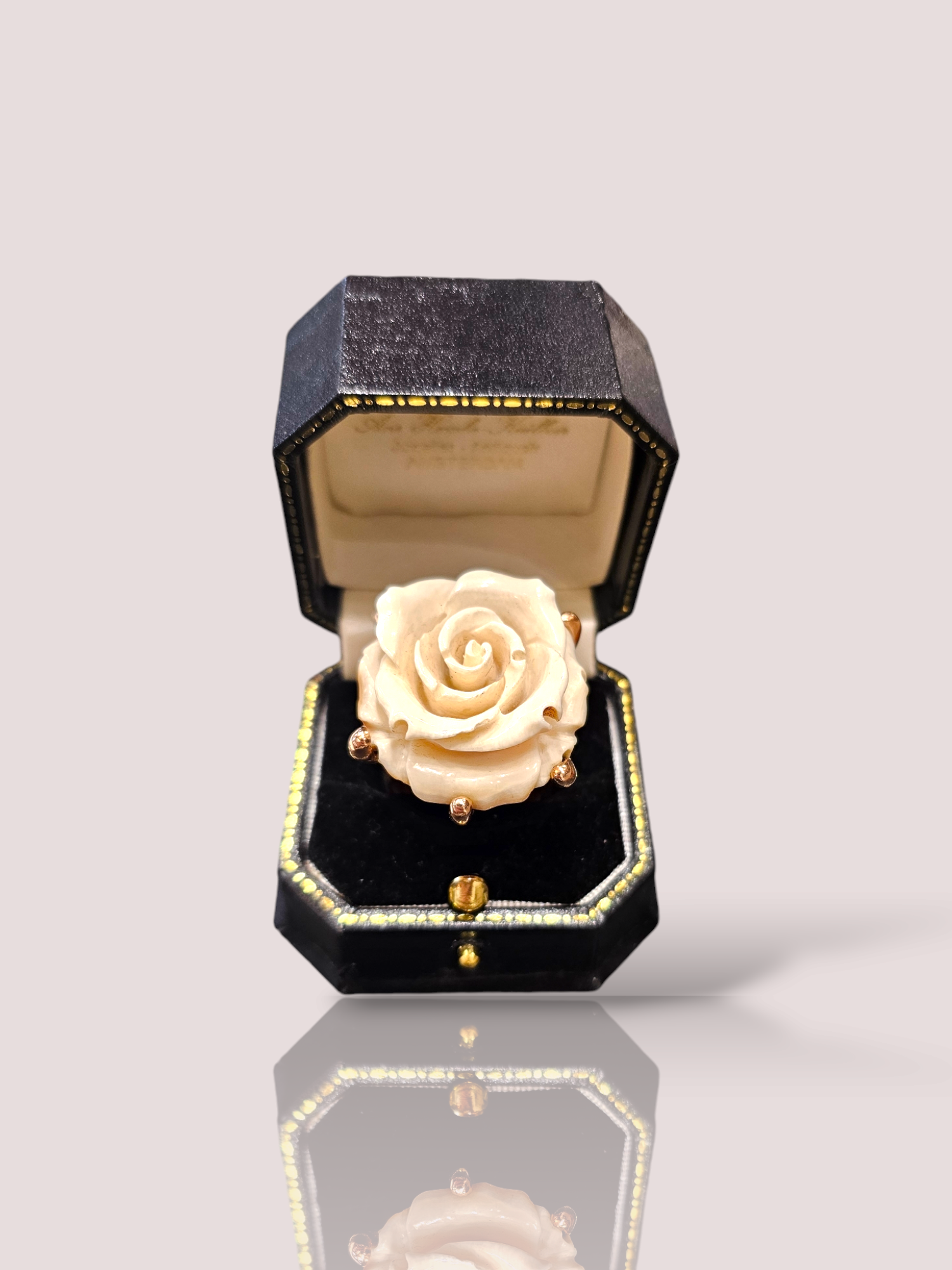 Deze prachtige vintage 12k rosé gouden ring is versierd met een prachtige roos sculptuur geslepen uit ivoor. De ring is een unieke en elegante toevoeging aan elke sieradencollectie en kan op zichzelf gedragen worden als statement stuk of in combinatie met andere ringen voor een gelaagde look. Stijlvol en tijdloos, deze ring is perfect voor elke gelegenheid. De roos is 3,7 bij 2,9 cm.