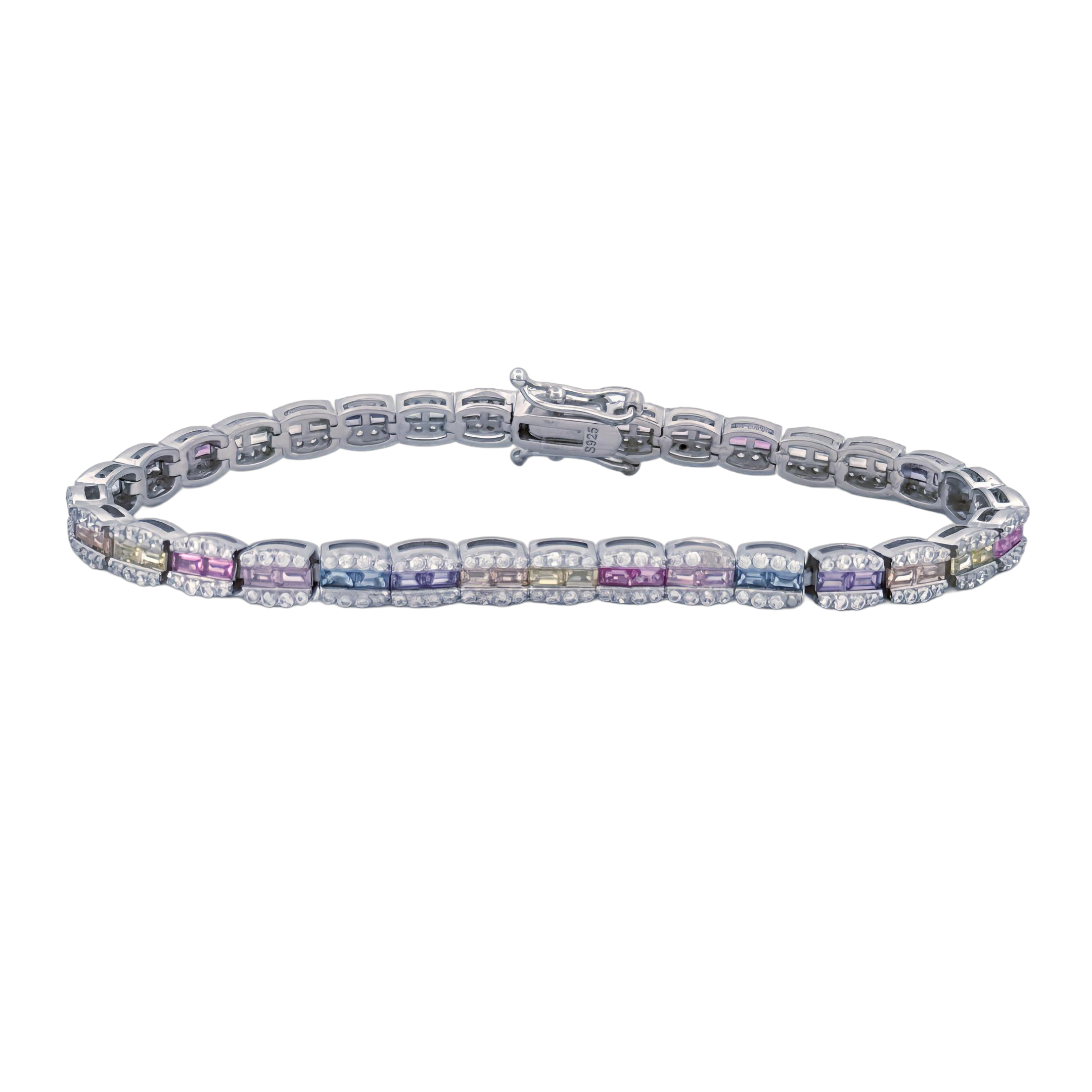 Deze prachtige zilveren armband is versierd met gekleurde zirkonia's die schitteren in het licht. Het is perfect voor het toevoegen van een vleugje glamour aan elke outfit. De armband is verstelbaar en past daardoor om elke pols. Draag hem alleen of combineer met andere armbanden voor een trendy laagjeslook. De perfecte accessoire voor elke gelegenheid!