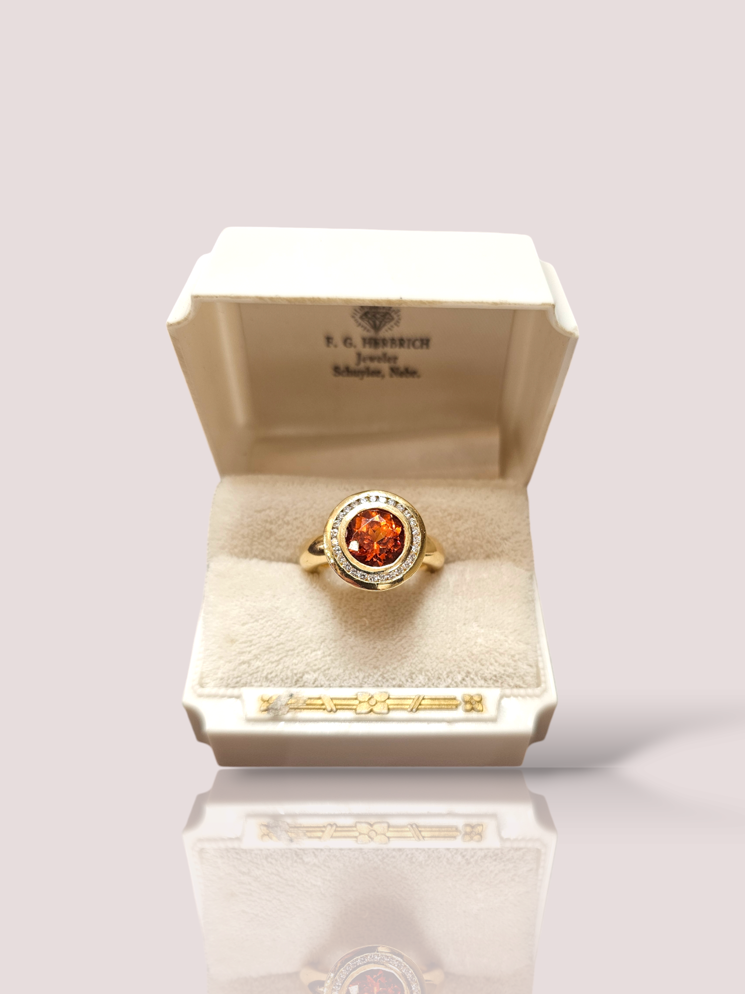 Deze prachtige vintage 18k geel gouden ring is versierd met een schitterende citrien in het midden en 27 glinsterende diamanten. De ring straalt luxe en elegantie uit, perfect voor speciale gelegenheden. Draag de ring alleen of combineer hem met andere sieraden voor een complete look. Een tijdloze stuk dat zeker de aandacht zal trekken. Maak je outfit compleet met deze adembenemende ring! De citrien heeft een diameter van 9 mm.