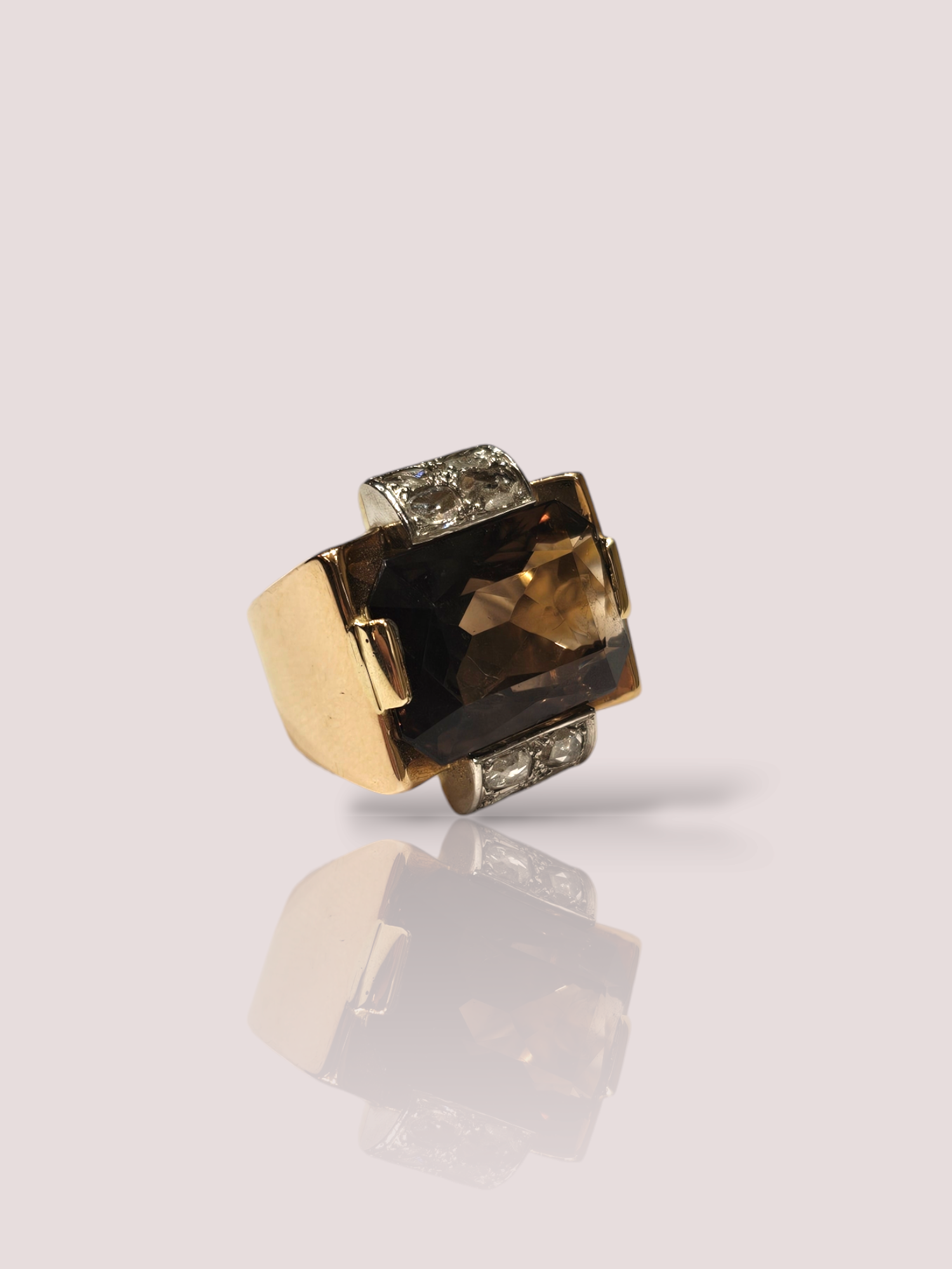 Deze 14k geel gouden retro ring is voorzien van een prachtige rookkwarts en roos geslepen diamanten. De ring heeft een vintage uitstraling en is perfect voor speciale gelegenheden of als dagelijkse accessoire. Draag deze ring alleen of combineer hem met andere gouden sieraden voor een luxueuze uitstraling. Deze ring is een tijdloos stuk dat je graag zult dragen en kan op maat gemaakt worden. De ring is 2 cm breed bij 2,3 cm hoog.