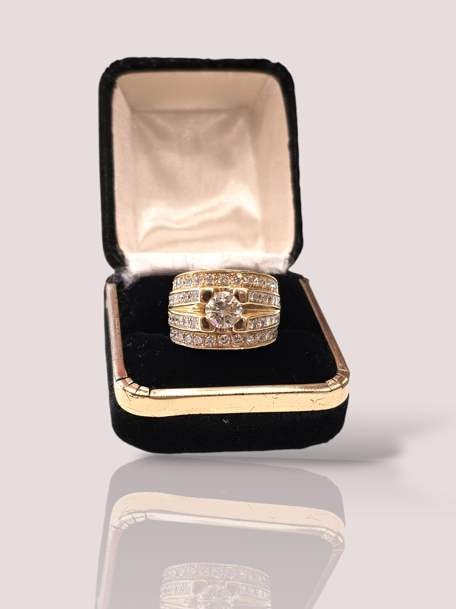 Deze vintage 18k geelgouden statement ring met diamant is een ware eyecatcher. De ring heeft een uniek ontwerp met een sprankelende diamant die schittert in het licht. Draag deze ring als statement piece bij een chique avondoutfit of als subtiele toevoeging aan je dagelijkse look. Combineer het met andere gouden sieraden voor een luxueuze uitstraling. De ring is 1,5 cm hoog en heeft een prachtige center stone diamant van 1,1ct en 50 briljant geslepen diamanten van 0,04ct. De ring heeft hiermee in totaal 3,1 ct diamant.