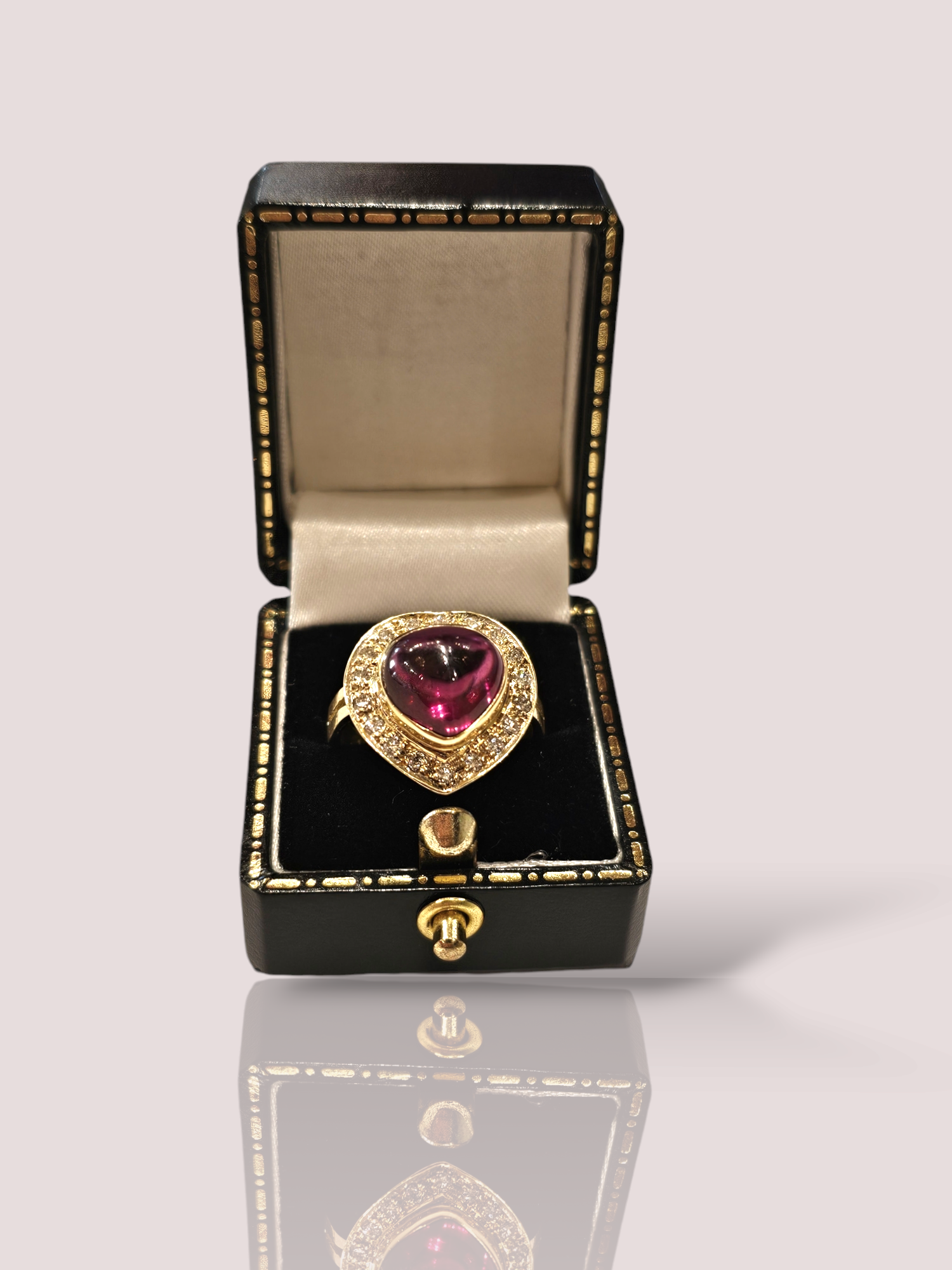 Deze prachtige vintage 14 karaat geel gouden ring is bezet met een schitterende cabochon geslepen rhodoliet edelsteen en diamanten. De ring heeft een tijdloos ontwerp en straalt een elegante charme uit. Draag deze ring als statement piece voor een speciale gelegenheid of combineer hem met andere gouden sieraden voor een stijlvolle look. Een must-have voor elke sieradencollectie! De ring kan op maat gemaakt worden.