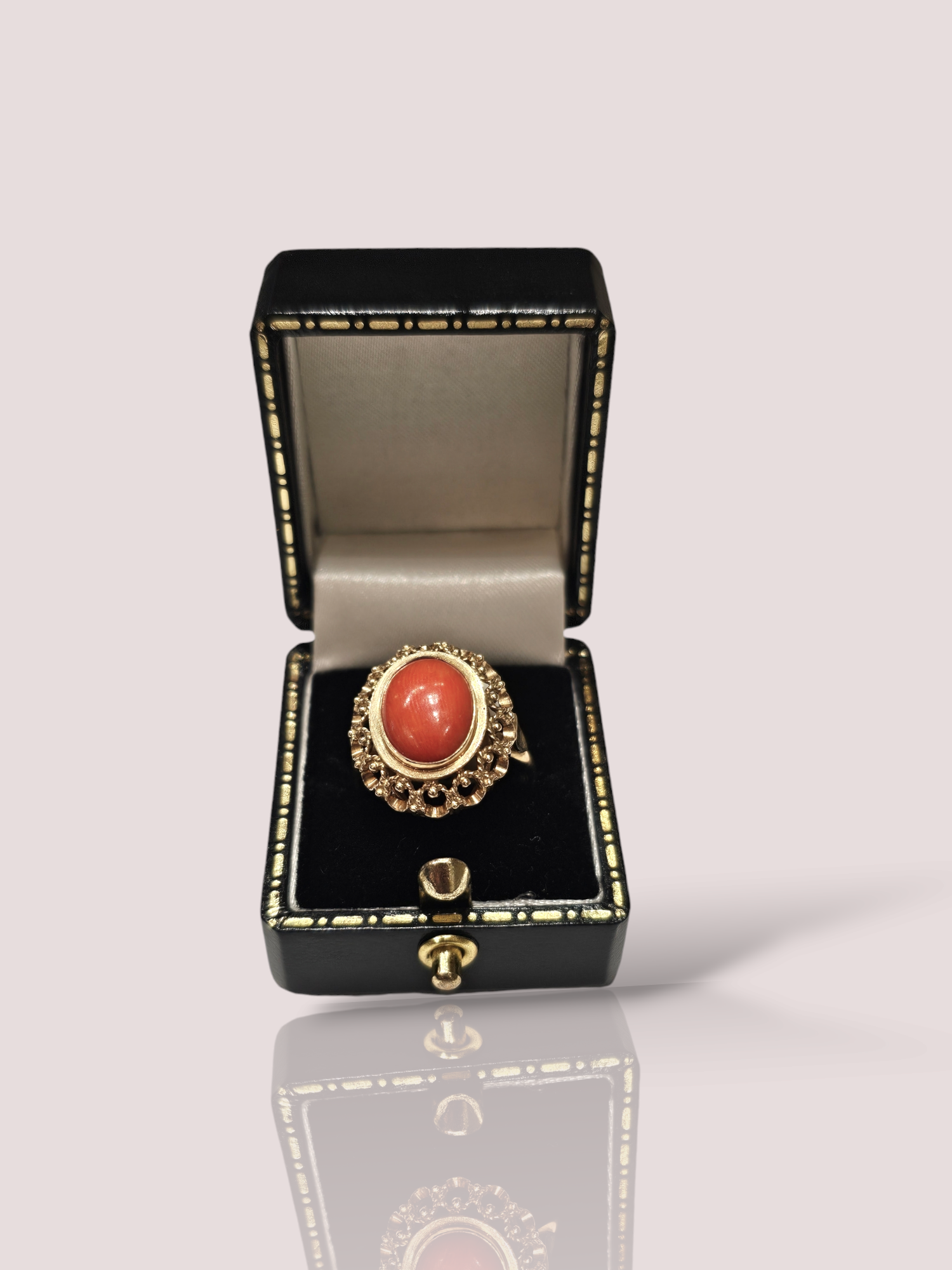 Deze unieke vintage 14k gouden ring heeft een prachtige bloedkoraal steen. De ring heeft een klassiek ontwerp en is perfect voor dagelijks gebruik of speciale gelegenheden. Draag deze ring alleen of combineer hem met andere gouden sieraden voor een elegante look. Een tijdloos stuk dat niet mag ontbreken in je sieradencollectie! De ring kan op maat gemaakt worden. Het bloedkoraal is 1,2 bij 9 mm. De kleur van het bloedkoraal kan in werkelijkheid afwijken van de foto.