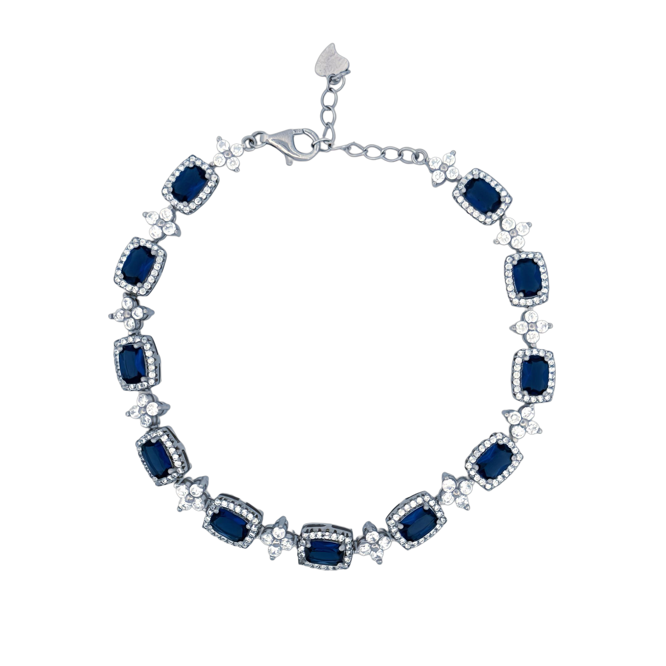 Deze prachtige zilveren armband is versierd met glinsterende saffier zirkonia's, die een elegante en tijdloze uitstraling geven. De armband is perfect voor dagelijks gebruik of voor speciale gelegenheden. Draag hem alleen voor een subtiele touch of stapel hem met andere armbanden voor een meer opvallende look. Met een verstelbare sluiting past hij om elke pols en voegt hij direct wat glamour toe aan jouw outfit.