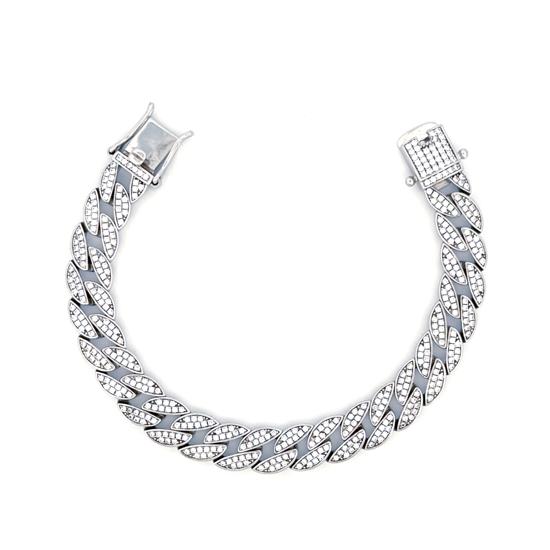 Deze JH Brummer zilveren armband is een prachtig stuk met een Cuban link design en glinsterende zirkonia's. De armband is perfect voor dagelijks gebruik of speciale gelegenheden en voegt een vleugje elegantie toe aan elke outfit. Draag hem alleen of gelaagd met andere armbanden voor een trendy look. De armband is verstelbaar en past bij elke polsmaat. Maak een statement met deze schitterende armband!