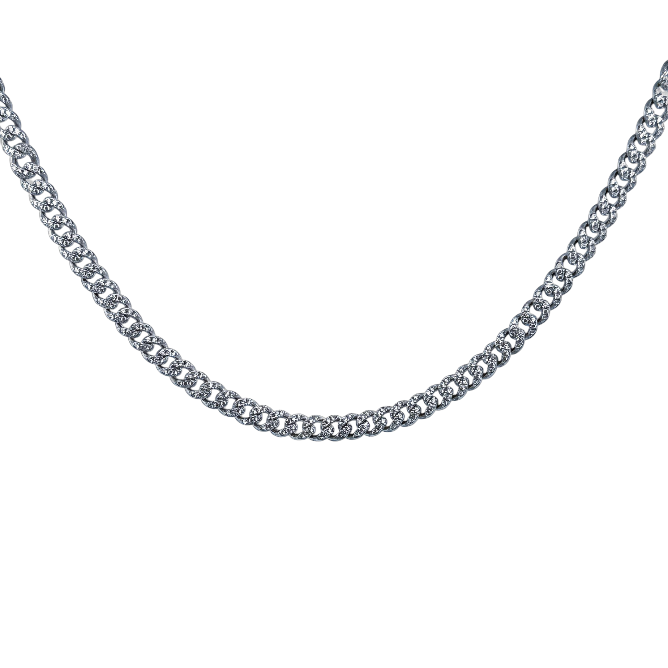 Dit prachtige zilveren Cuban link collier is verfraaid met sprankelende zirkonia's voor een glamoureuze uitstraling. Het collier heeft een lengte van 50 cm en sluit met een stevige karabijnsluiting. Het beste is om dit collier op zichzelf te dragen voor een chique en tijdloze look, of te combineren met andere kettingen voor een trendy layered effect. Maak je outfit compleet met dit schitterende sieraad!