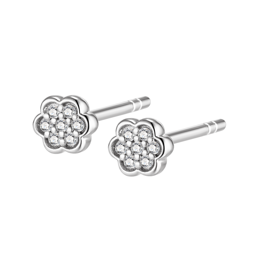 Een nieuwe editie van onze iconische en bestverkopende First diamanten oorbellen. Dezelfde diamanten (7x) centerpieces, nu verkrijgbaar in een lieflijke bloemenzetting. Nog steeds het beste stuk om je dagelijkse diamanten sieradenset mee te beginnen.