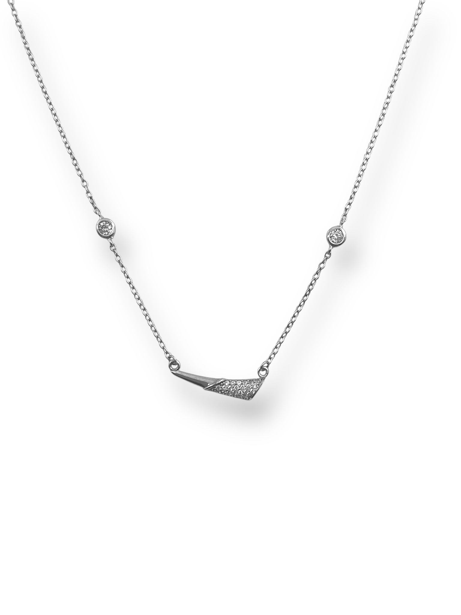 Dit prachtige zilveren collier met ankerketting heeft een tijdloos en elegant design. De ketting is perfect te combineren met zowel casual als formele outfits. Draag het collier alleen voor een subtiele look, of combineer het met andere kettingen voor een trendy layered effect. Het is een veelzijdige sieraad dat je dagelijks kunt dragen. Maak je outfit compleet met deze stijlvolle ketting!