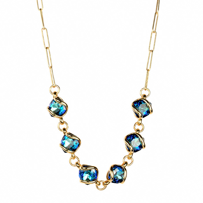 De sieraden van Andrea Marazzini worden ontworpen en handgemaakt in Italië. Het collier is gemaakt van verguld metaal in combinatie met zes blauwe kristal van hoge kwaliteit. Het materiaal is hypoallergeen en nikkelvrij. Ieder Andrea Marazzini sieraad is uniek en een schoonheid voor het oog. 