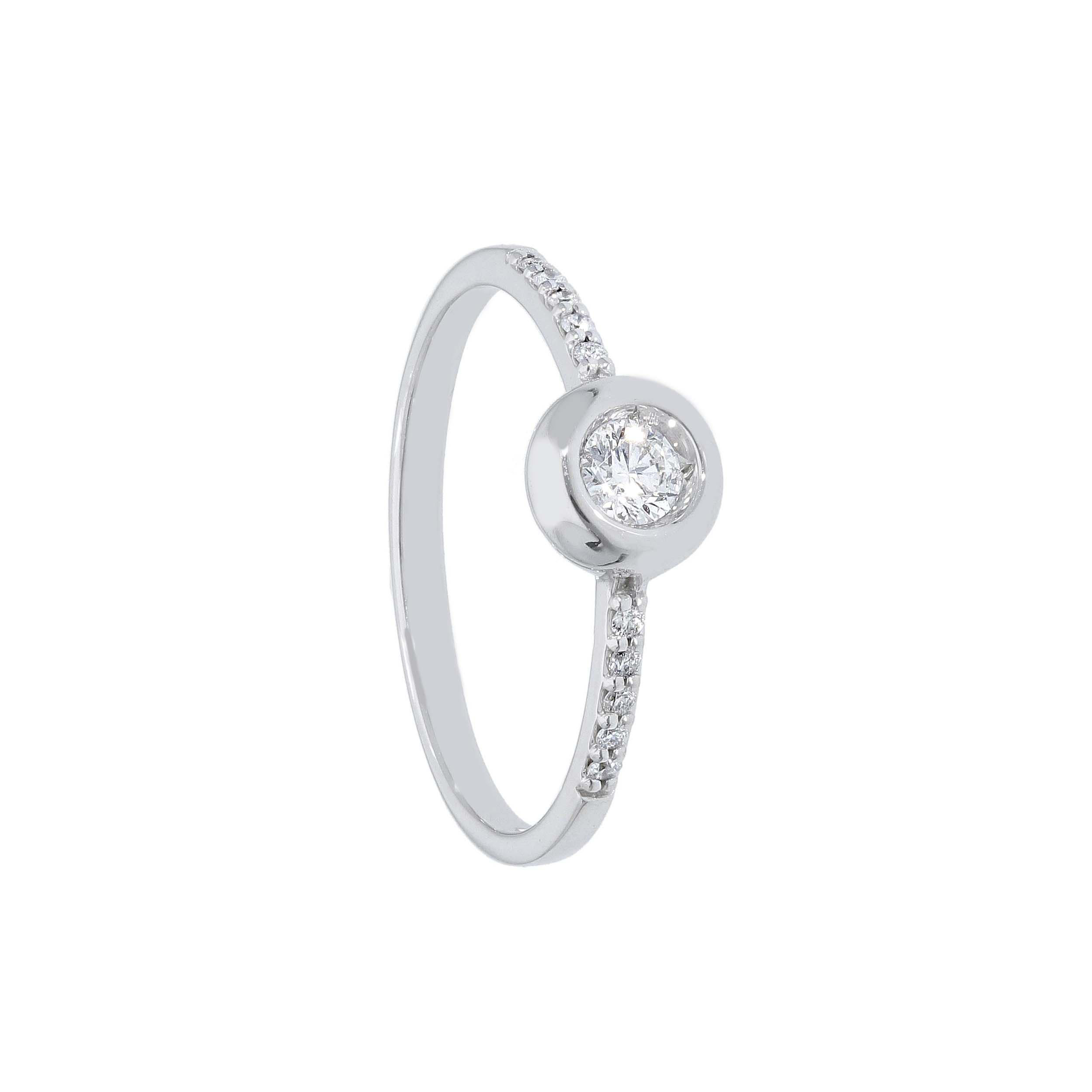 verlovingsring in 18kt wit goud met centrale diamant van 0.13ct en 0.06ct diamant in de band gezet
