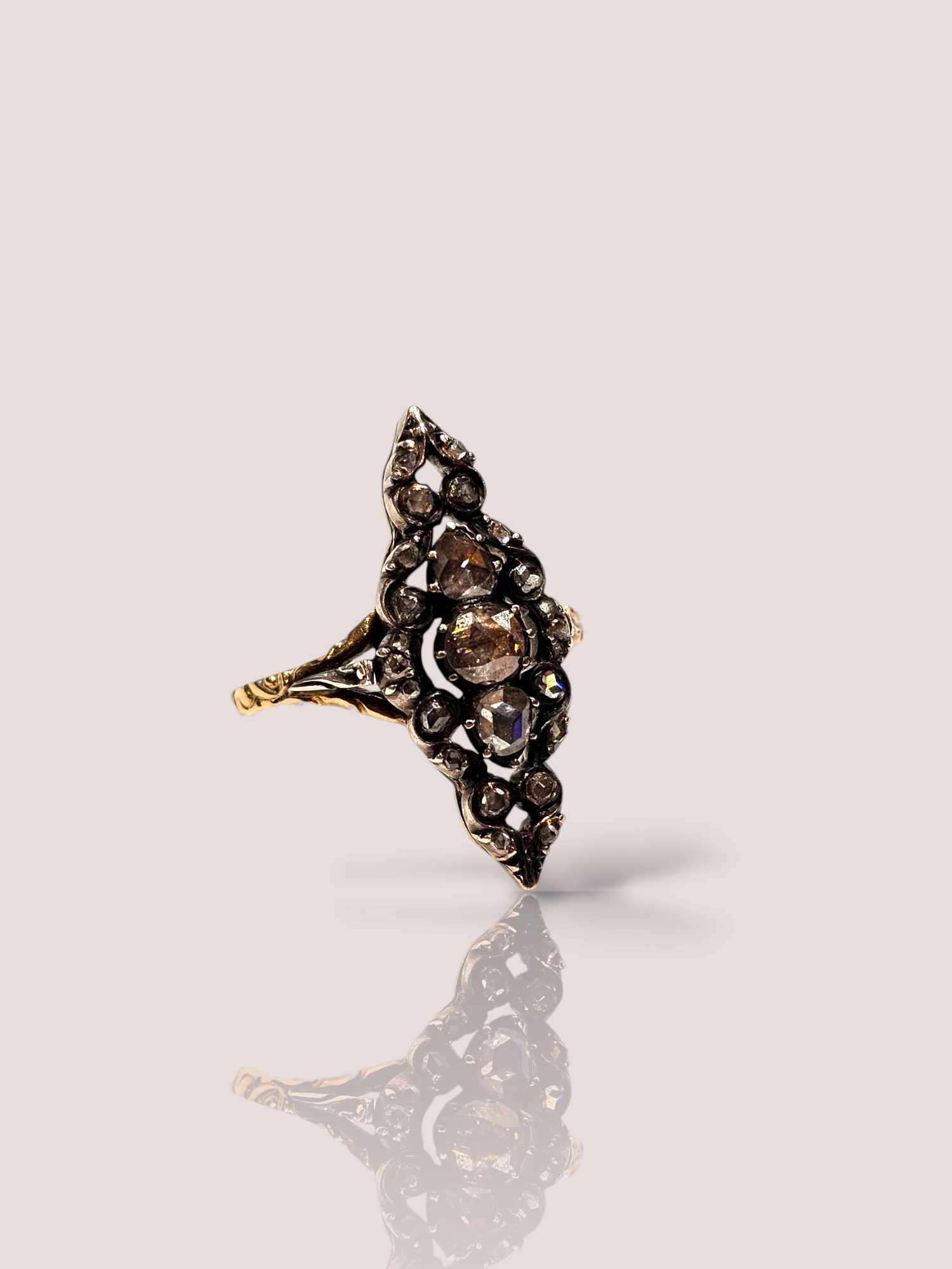 Deze antieke 14k geelgouden ring met roos diamanten in zilver is een prachtige toevoeging aan elke sieradencollectie. De ring heeft een uniek ontwerp en schittert prachtig in het licht. Draag deze ring solo voor een subtiele uitstraling of combineer met andere gouden en zilveren sieraden voor een meer opvallende look. Een must-have voor elke stijlbewuste vrouw. De ring heeft 18 diamanten roos geslepen, en kan op maat gemaakt worden. De ring is 2,6 cm hoog en 1,3 cm breed.
