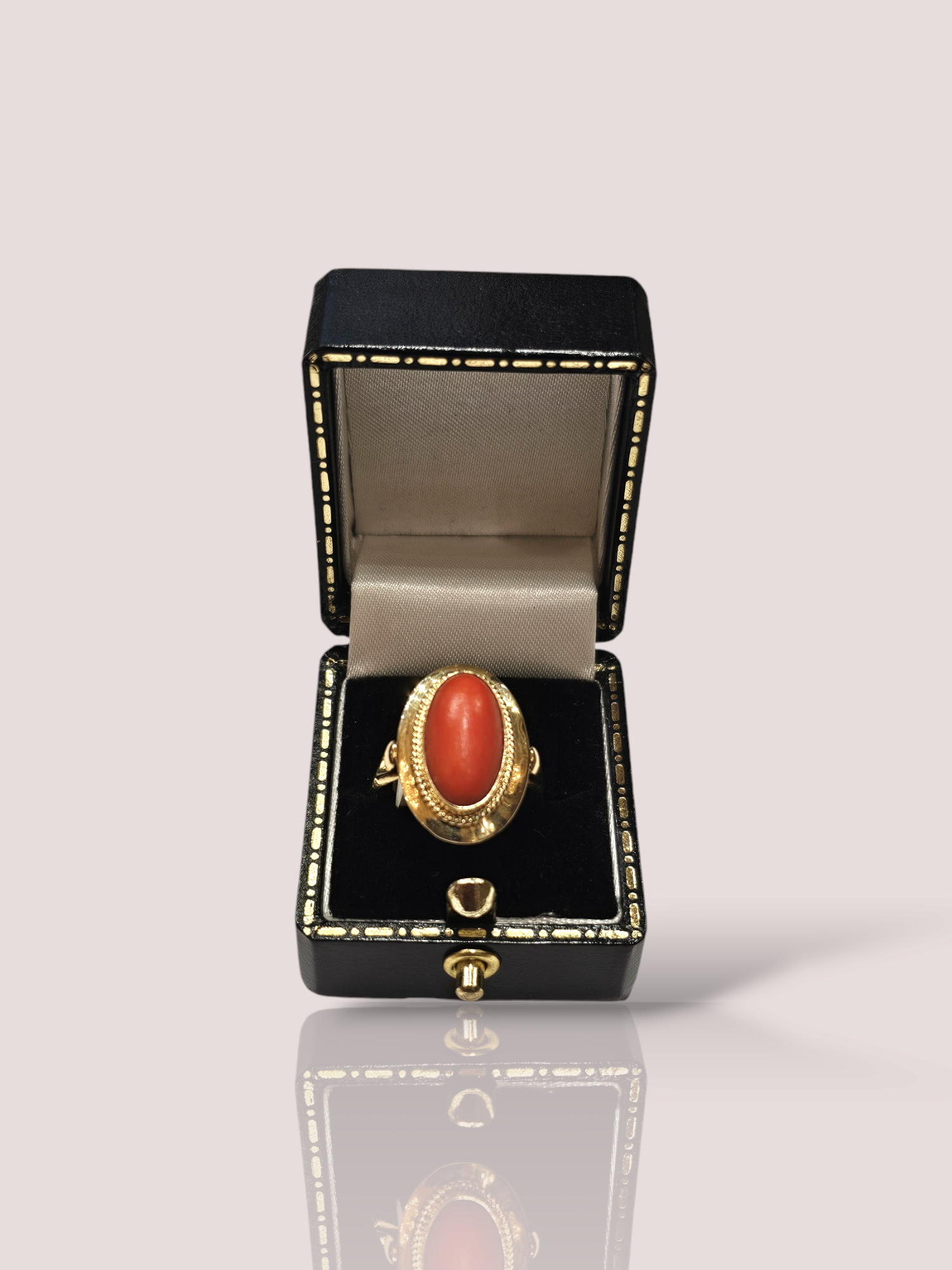 Deze prachtige 14k geel gouden ring is voorzien van een schitterend stuk bloedkoraal. De ring heeft een elegante en klassieke uitstraling, perfect voor elke gelegenheid. Draag deze ring alleen voor een subtiele en chique look, of combineer met andere gouden sieraden voor een meer opvallende uitstraling.
Ontdek de tijdloze schoonheid van deze ring en voeg een vleugje glamour toe aan elke outfit. Het bloedkoraal is 15 x 8 mm en de ring kan indien gewenst op maat gemaakt worden. De kleur van het bloedkoraal kan in werkelijkheid afwijken van de foto.