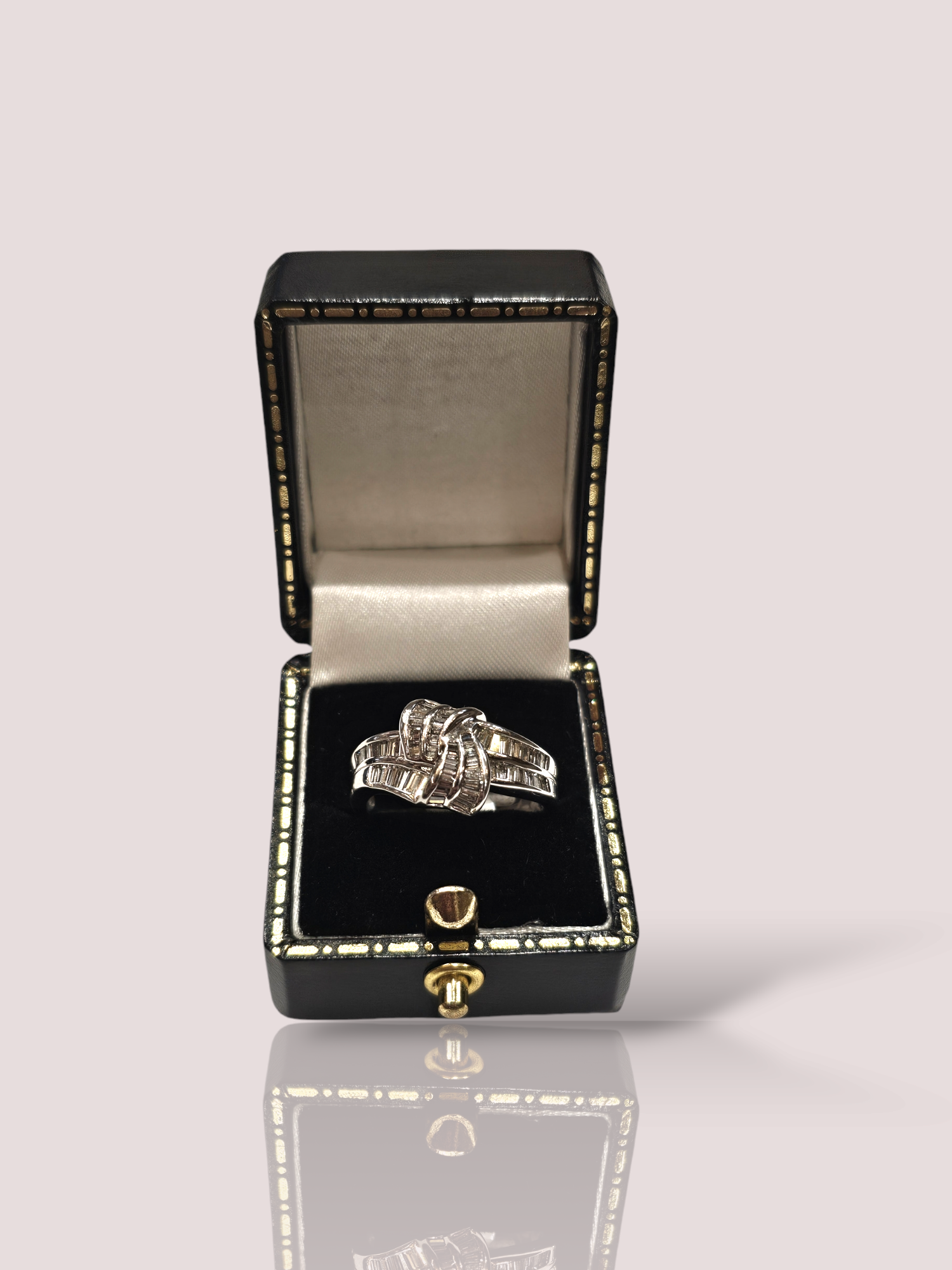 Deze vintage platina ring met baguette geslepen diamanten is een echte blikvanger. De ring heeft een klassieke uitstraling en is perfect voor speciale gelegenheden. Draag de ring alleen of combineer hem met andere sieraden voor een luxueuze look. De diamanten zullen zeker stralen en de aandacht trekken. Een tijdloos en elegant stuk dat niet mag ontbreken in je sieradencollectie! De hoogte van de ring is 1,2 cm.