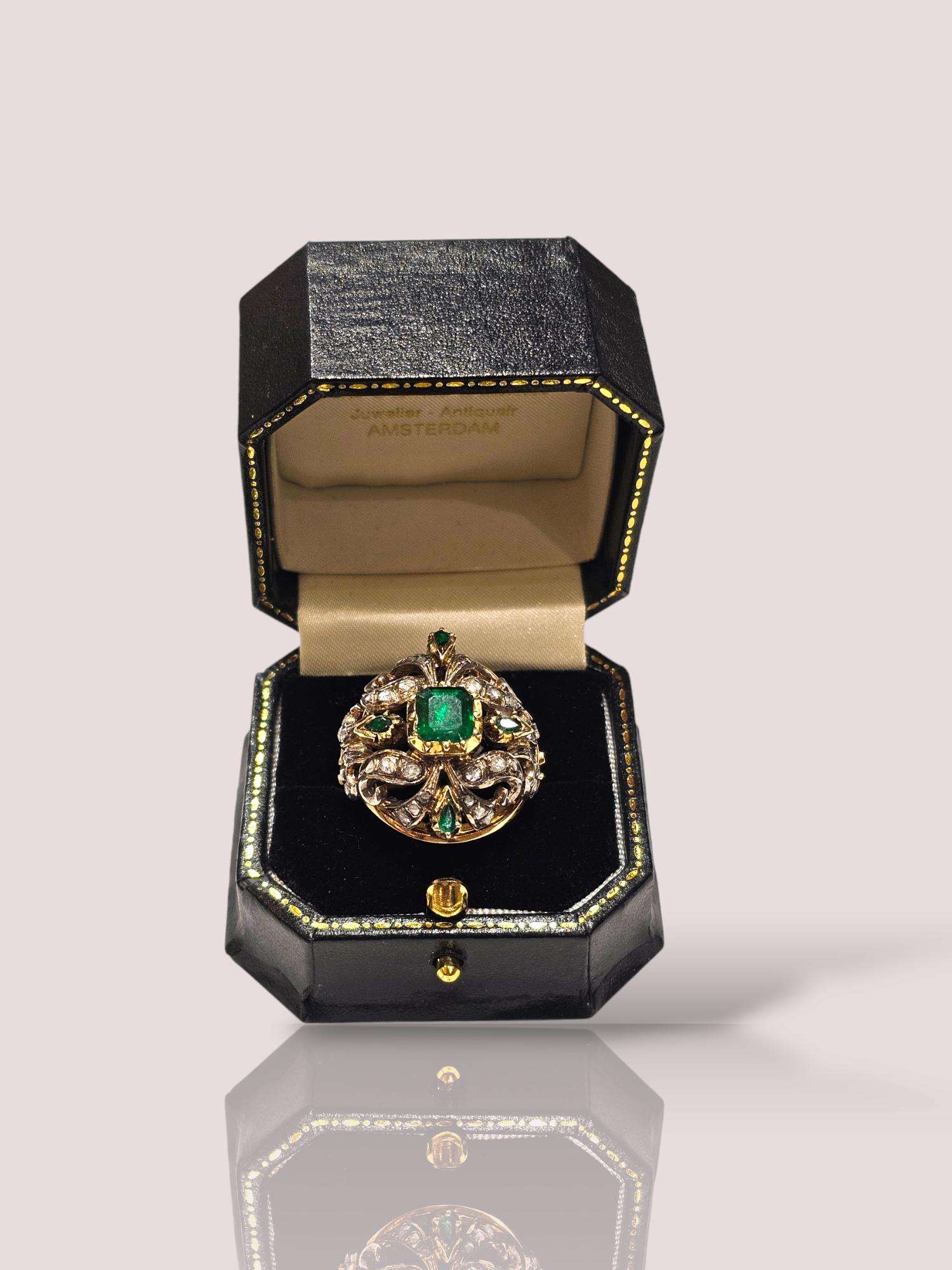 Deze unieke vintage 14k geel gouden ring is voorzien van prachtige roos geslepen diamanten en smaragd. Draag deze ring als statement piece om je outfit compleet te maken. De combinatie van de glinsterende edelstenen en het gouden design zorgt voor een tijdloze en elegante uitstraling. Een echte eyecatcher voor elke gelegenheid! De ring weegt bijna 16 gram en kan desgewenst op maat gemaakt worden. De ring is 2,7 bij 2,7 cm. De smaragd is 7 bij 7 mm.