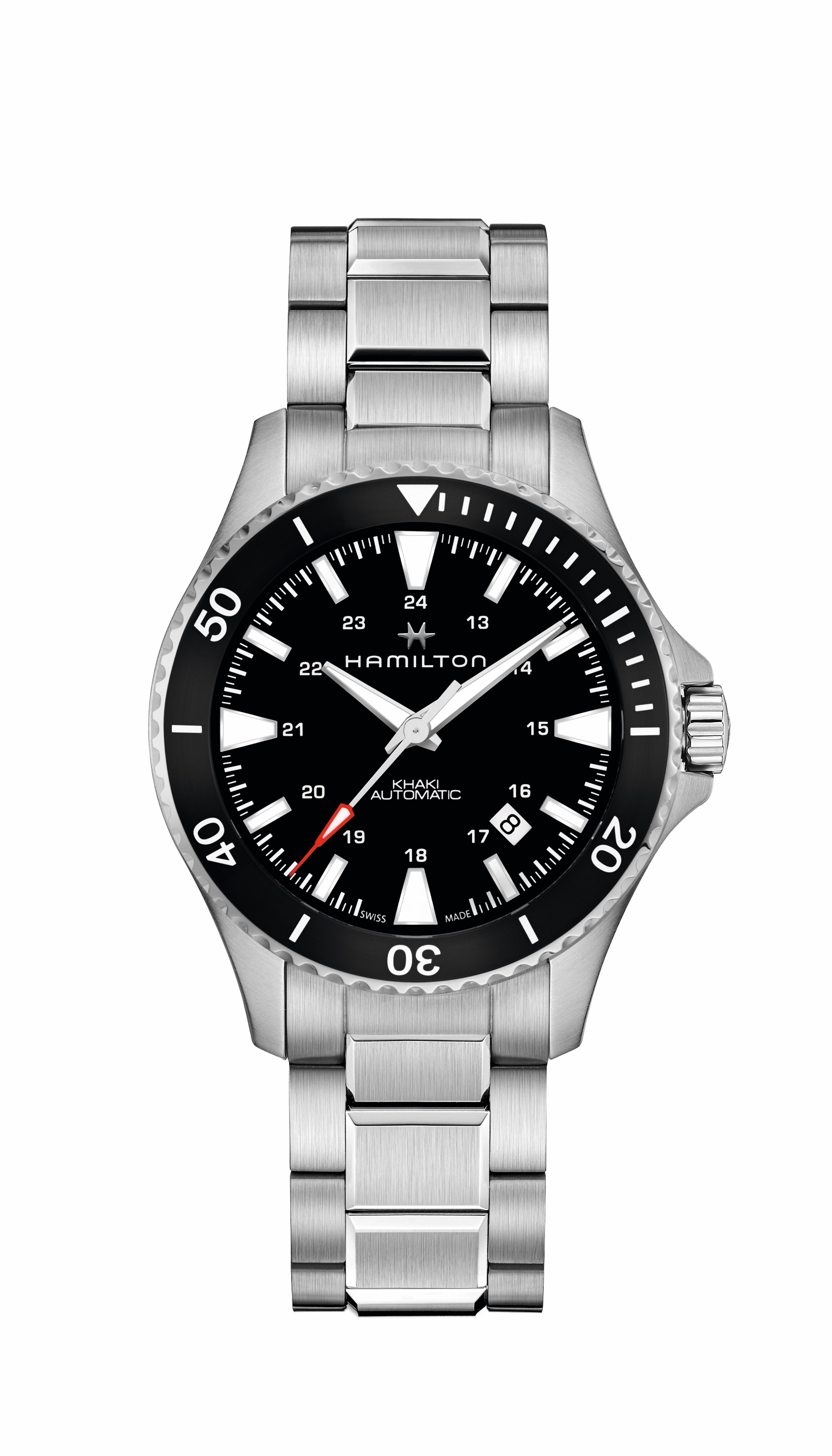 Spetterend! De Khaki Navy Scuba is net zo geschikt voor zomerdagen op zee als voor een dag op kantoor, en biedt prestaties en precisie in drie kleurencombinaties. Opvallend, leuk en klaar om in te duiken, dit horloge voelt zich al even thuis in, op of onder het water.