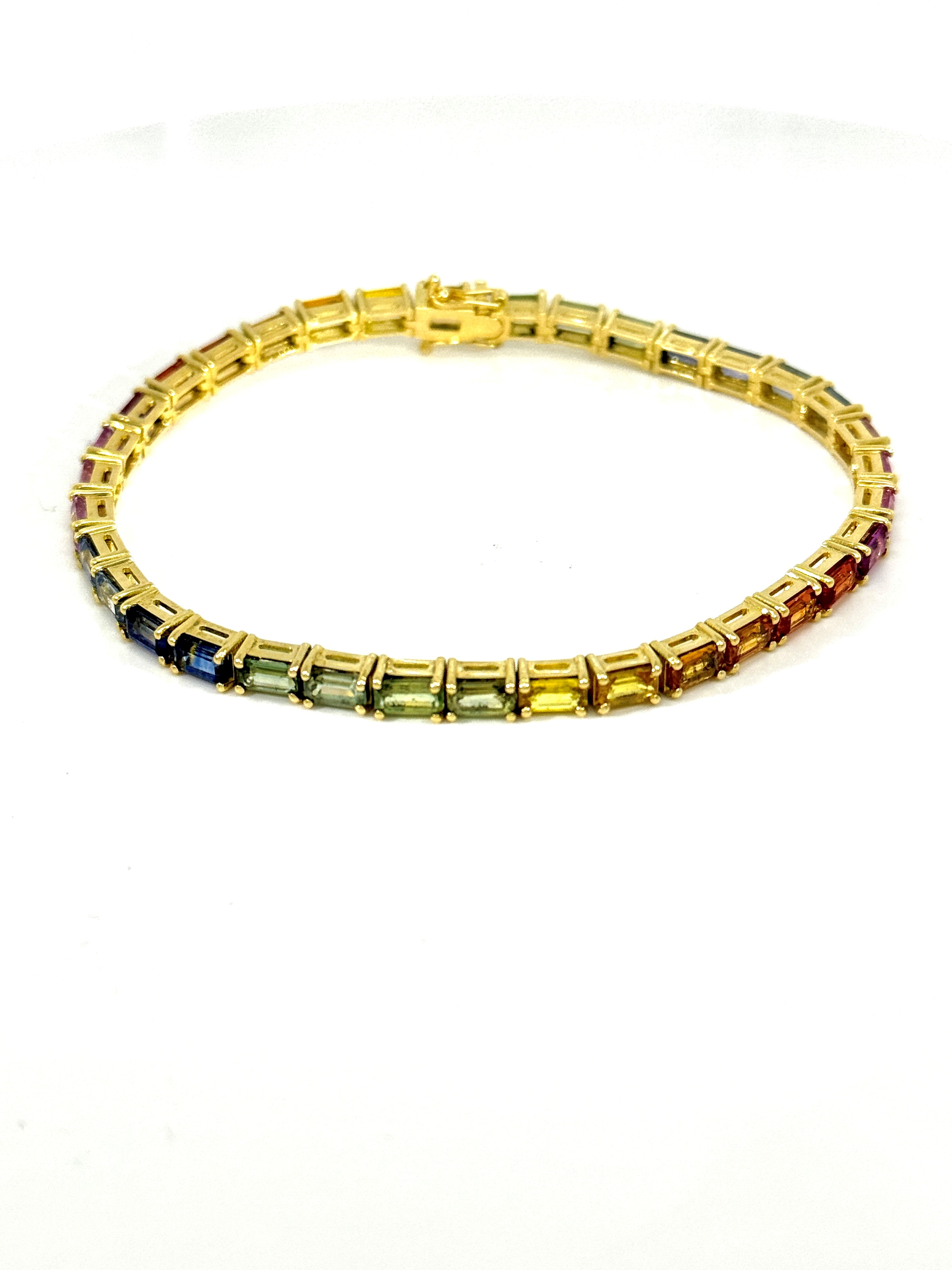 riviere armband in 18kt geel goud met 13.5ct multicolor saffier