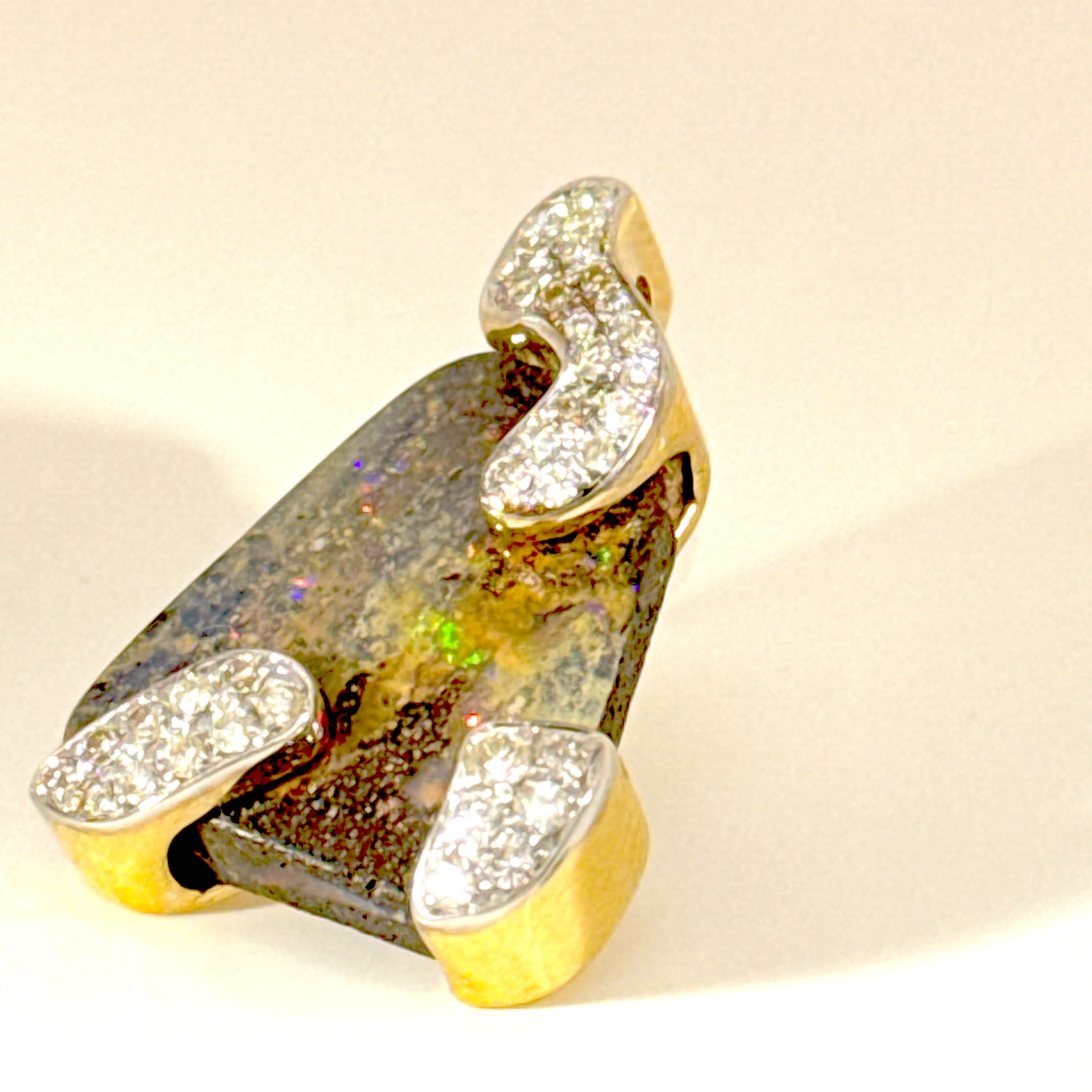 Hanger in 18kt goud (geel en wit) bezet met diamant 0.28ct en 1 grote opaal australië
