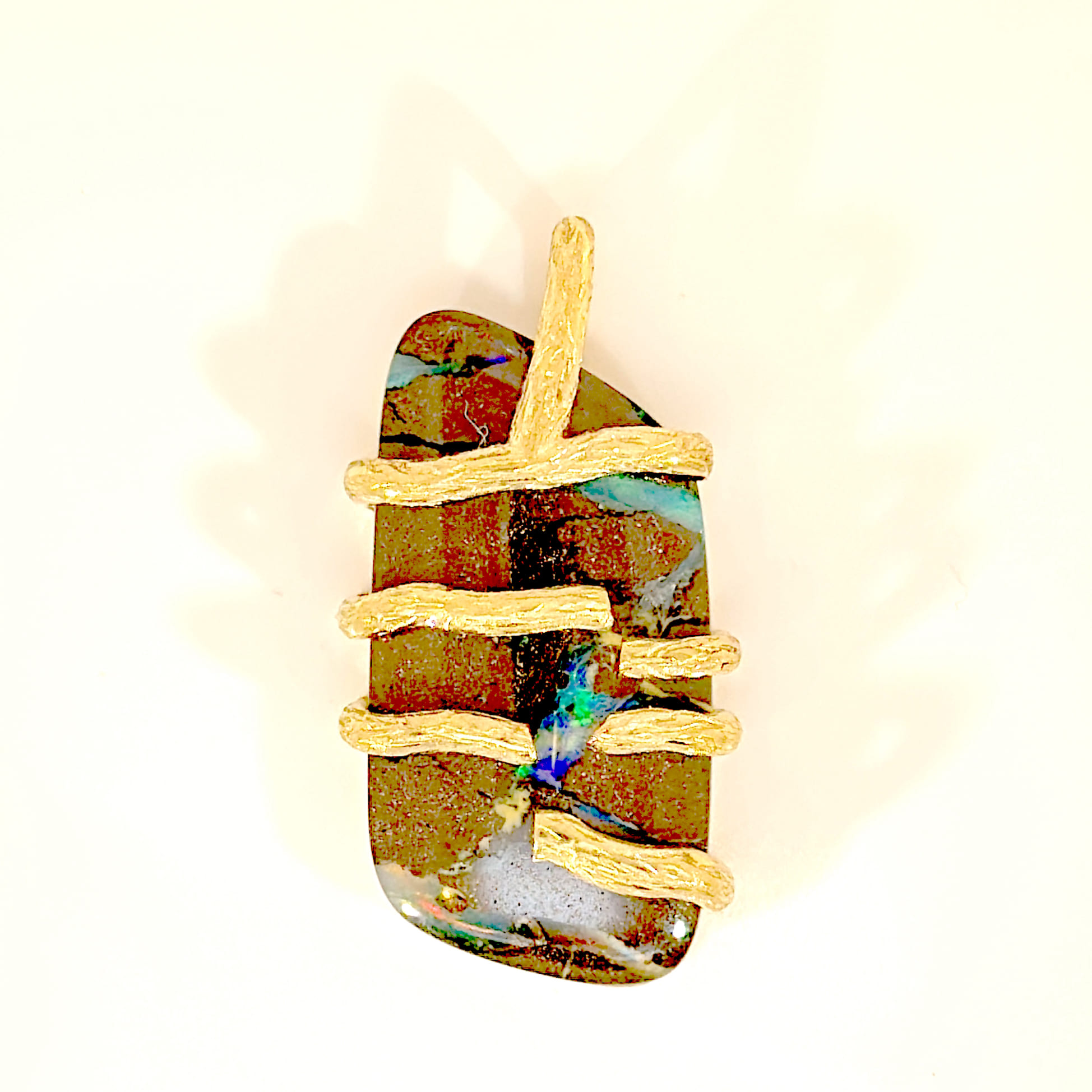 Eigen creatie hanger uit de nature collectie
De hanger is gemaakt uit 18kt geel goud met een bolder opal van australië