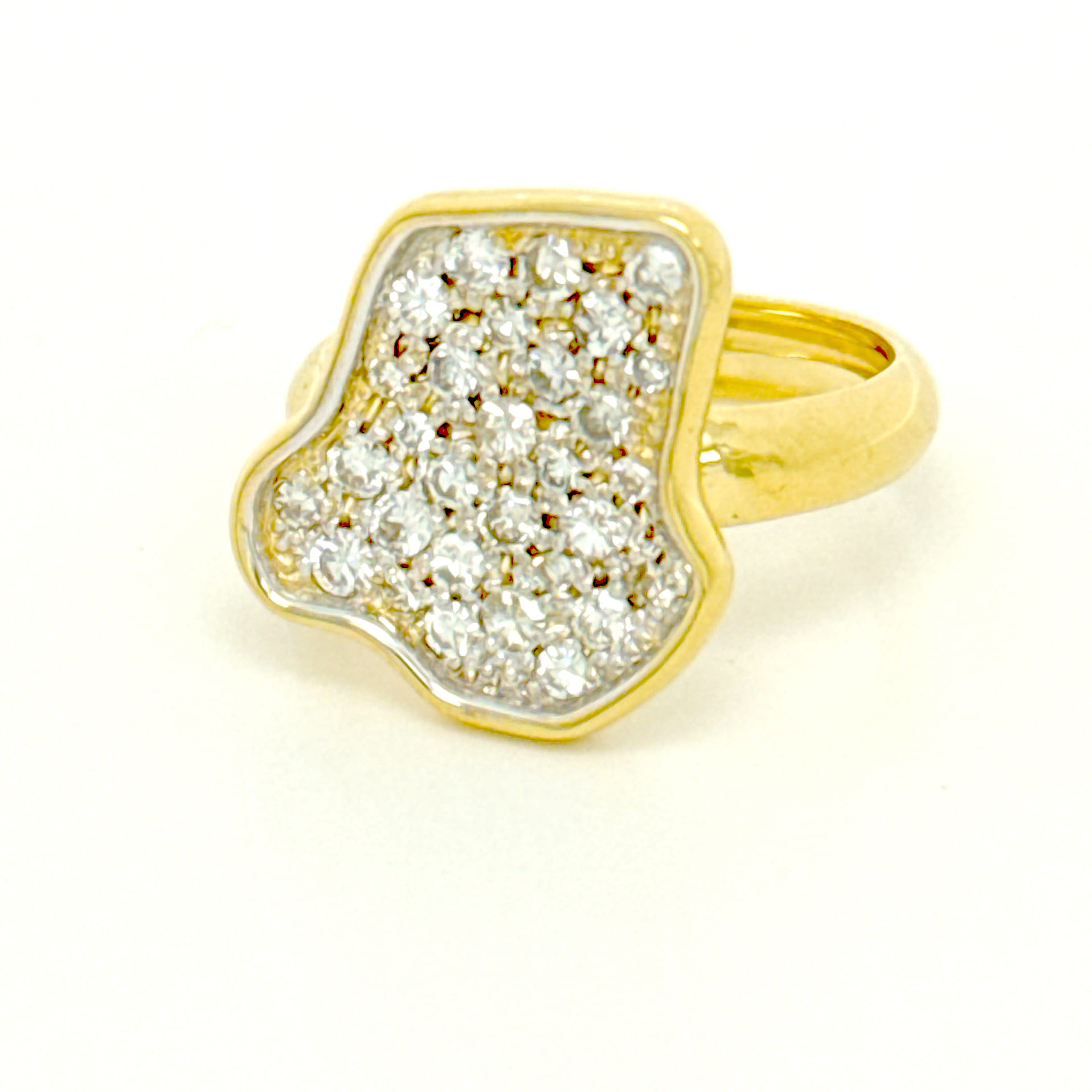 Ring gemaakt in eigen atelier in 18kt geel goud.
De diamant is van twee generaties (moderne en klassieke briljant) en dit maakt dat de een heel mooie schittering heeft, met veel of weinig licht. 