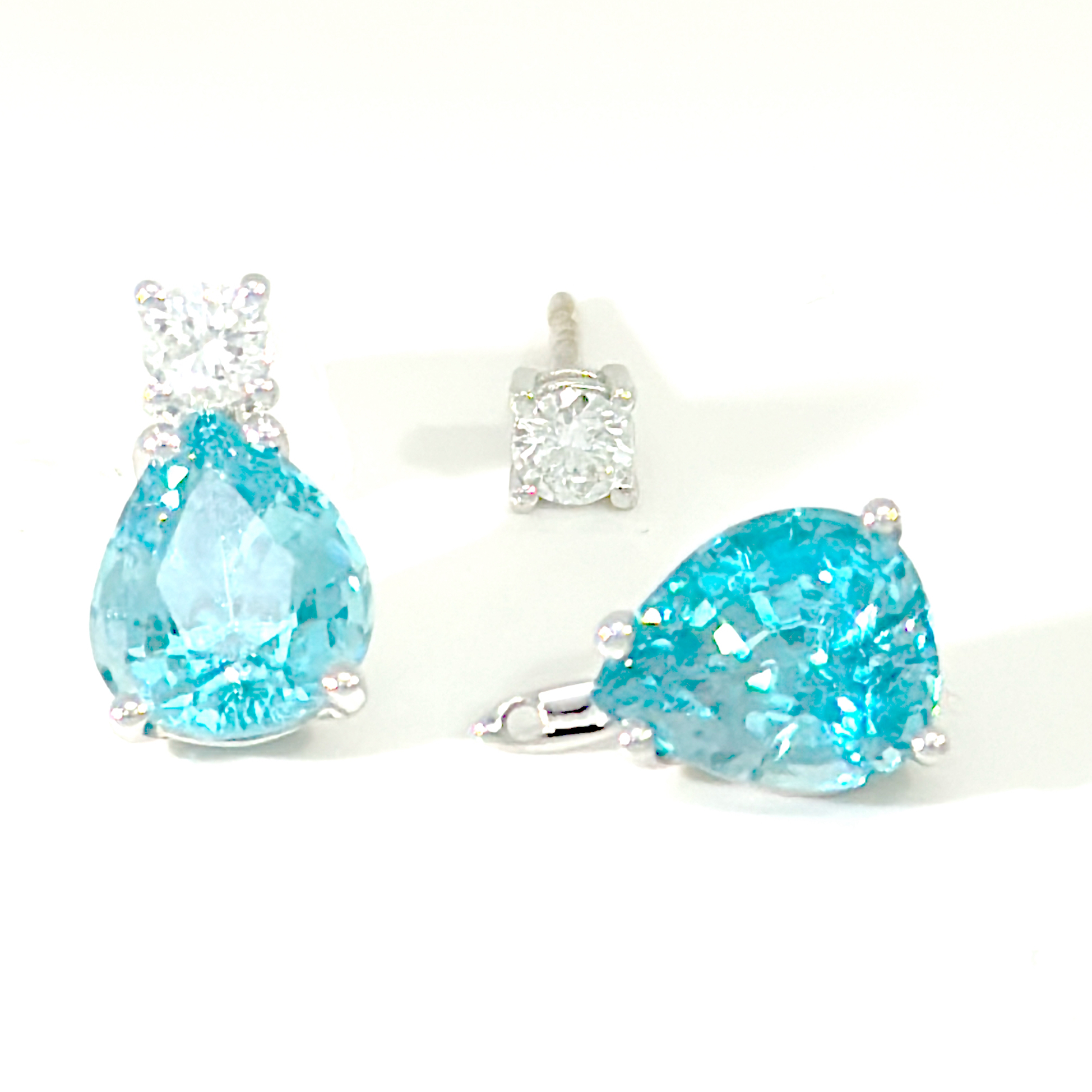 Witgouden oorbellen met 0.28ct diamant (briljant geslepen) en twee natuurlijke zirconen van samen 6.06ct en dit alles in 18kt wit goud.