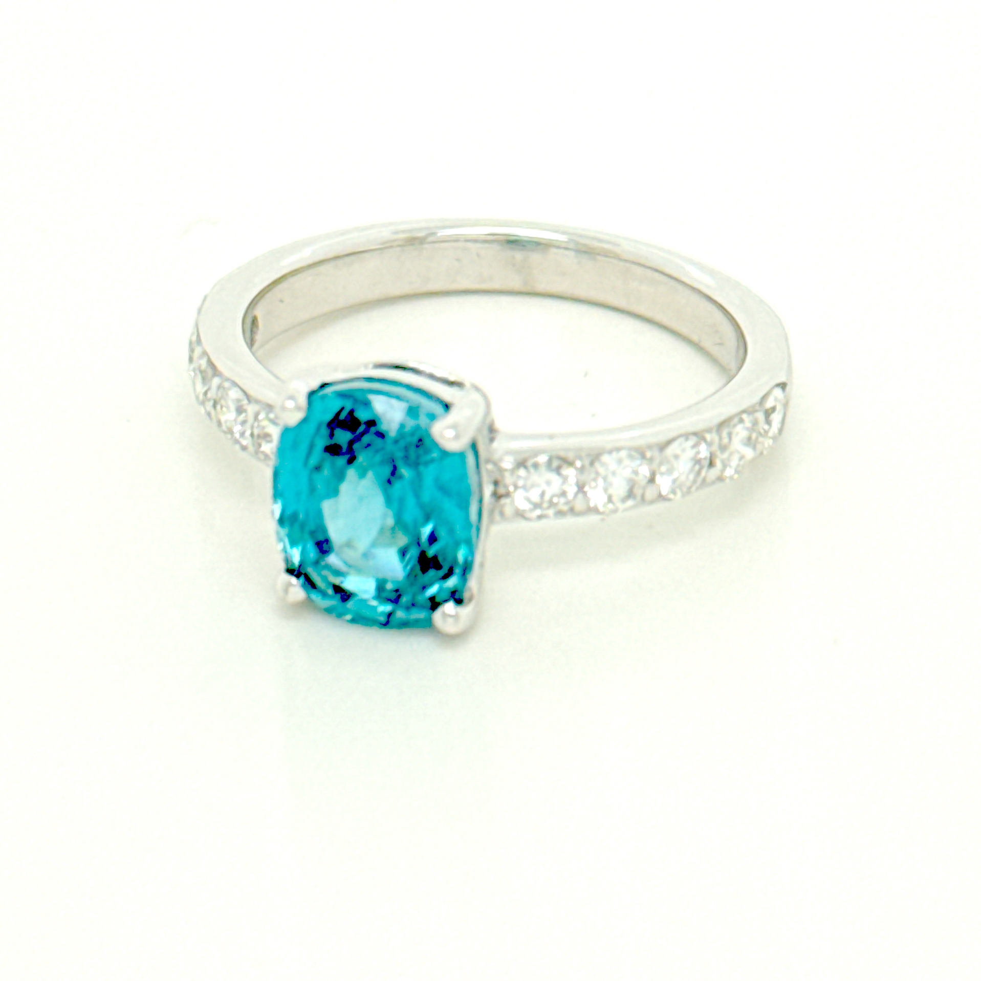 Witgouden ring, gemaakt in 18kt wit goud.
0.55ct diamant (briljant geslepen) en met een natuurlijke zircoon.
Eigen unieke creatie