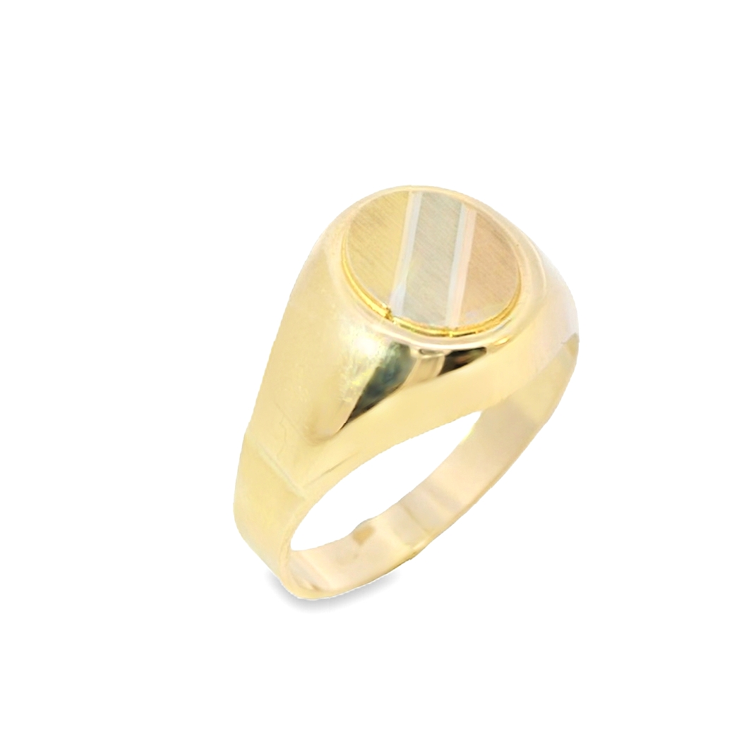 Deze ring van Louis Bros is vervaardigd uit 14 karaat tricolor (5.00 gr.)
Deze SEAL_RING is gemaakt van 14 karaats tricolor goud en heeft een stoere uitstraling die perfect is voor heren. De ring is voorzien van een uniek design en is geschikt voor dagelijks gebruik. Draag deze zegelring solo om je pink voor een klassieke look, of combineer met andere ringen voor een trendy en persoonlijke touch. Perfect voor elke gelegenheid!
De ring is verkrijgbaar in meerdere afmetingen.