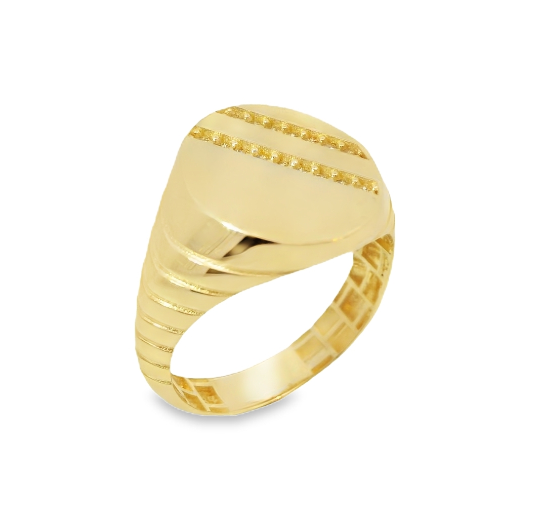 Deze ring van Louis Bros is vervaardigd uit 14 karaat geelgoud (4.26 gr.)
Deze geelgouden zegelring van 14 karaat met zirkonia is een opvallend sieraad voor heren. De ring is stoer en stijlvol tegelijk, perfect voor elke gelegenheid. Draag hem om je ringvinger voor een krachtige uitstraling of combineer hem met andere ringen voor een unieke look. De zirkonia steen voegt een vleugje sparkle toe aan de ring. Maak je outfit compleet met deze prachtige ring!