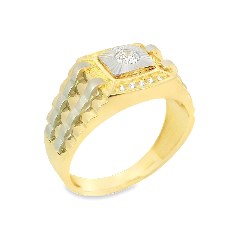 Deze ring van Louis Bros is vervaardigd uit 14 karaat bicolor (7.70 gr.)
Deze prachtige zegelring voor heren is gemaakt van 14 karaat bicolor goud en is versierd met een glinsterende zirkonia steen. De ring is stoer en elegant tegelijk, perfect voor de moderne man. Combineer hem met een casual outfit voor een trendy look of draag hem als chique accessoire bij een formele gelegenheid. Met deze ring maak je altijd een statement!
De ring is verkrijgbaar in meerdere afmetingen.
