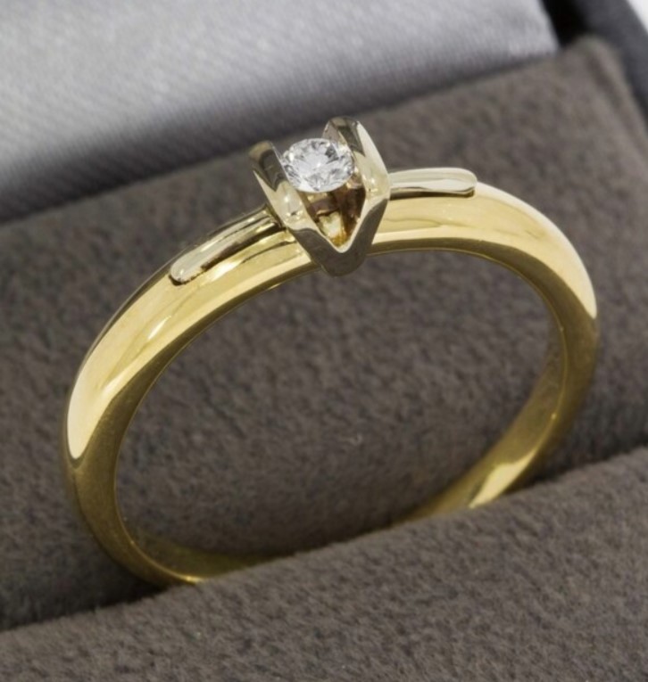 14 Karaat geel gouden solitair ring met een witgouden band over de kop met daarin een briljant van 0.12 crt G/VVS1.