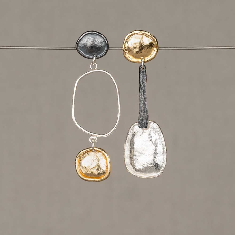 Oorstekers gemaakt van 925 sterling zilver, geoxideerd zilver en zilver verguld. De oorbellen zijn asymmetrisch wat het een speels en uniek effect geeft. Combineer met een mooi collier, een ring en armband voor een complete look!